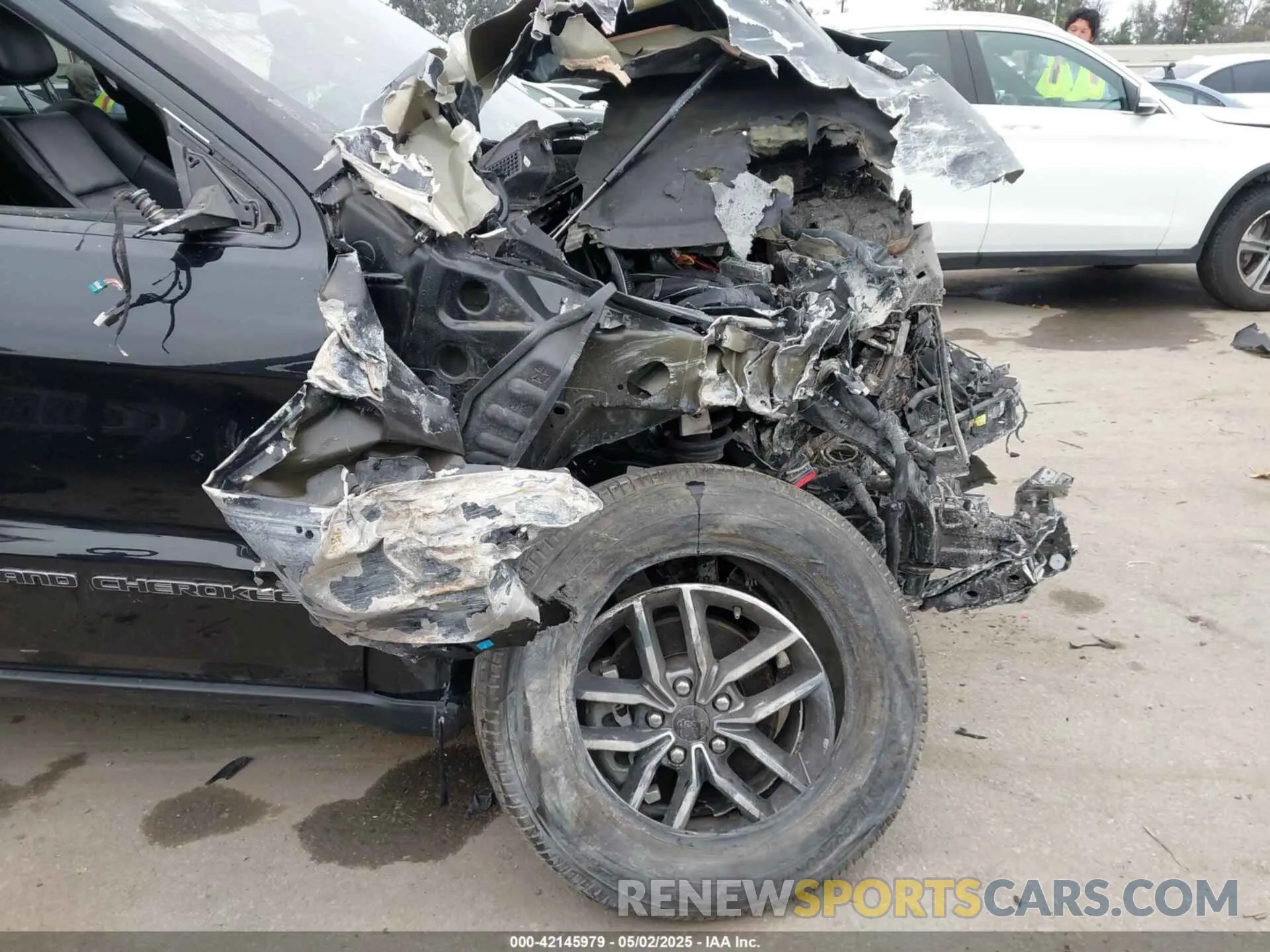 18 Photograph of a damaged car 1C4RJEBG2LC181634 JEEP GRAND CHEROKEE 2020