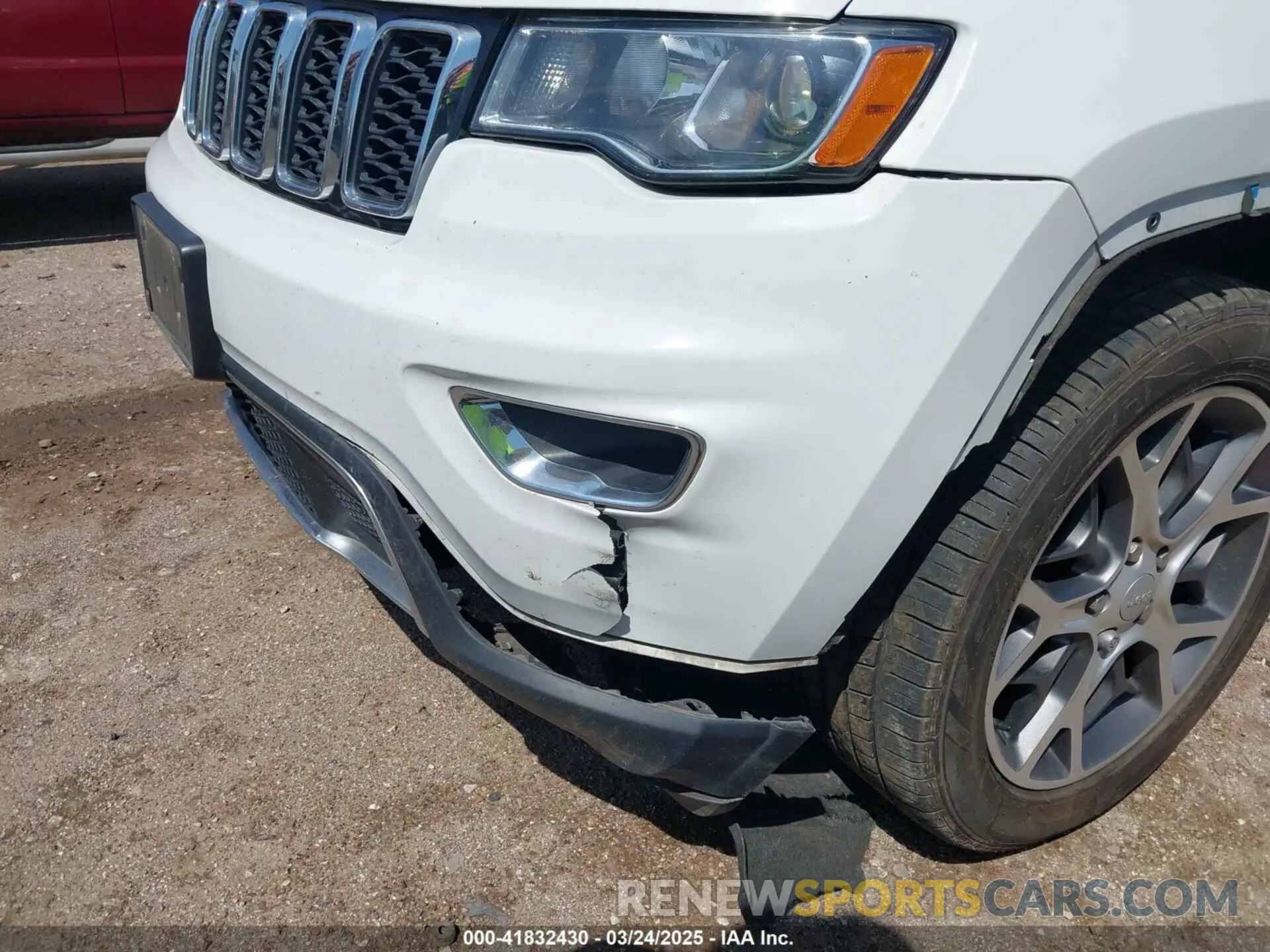 17 Photograph of a damaged car 1C4RJEBG3LC392194 JEEP GRAND CHEROKEE 2020