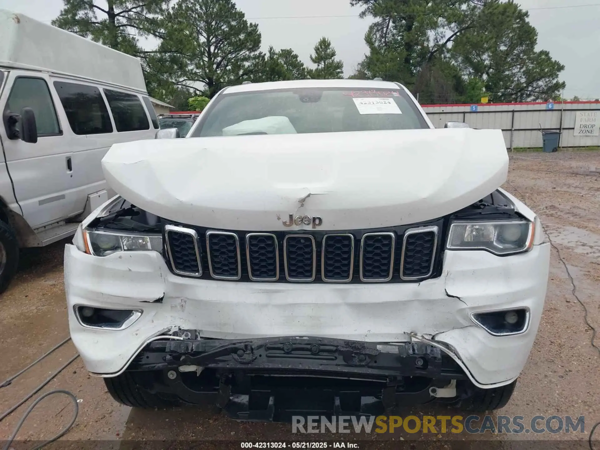 13 Photograph of a damaged car 1C4RJEBG4LC118292 JEEP GRAND CHEROKEE 2020