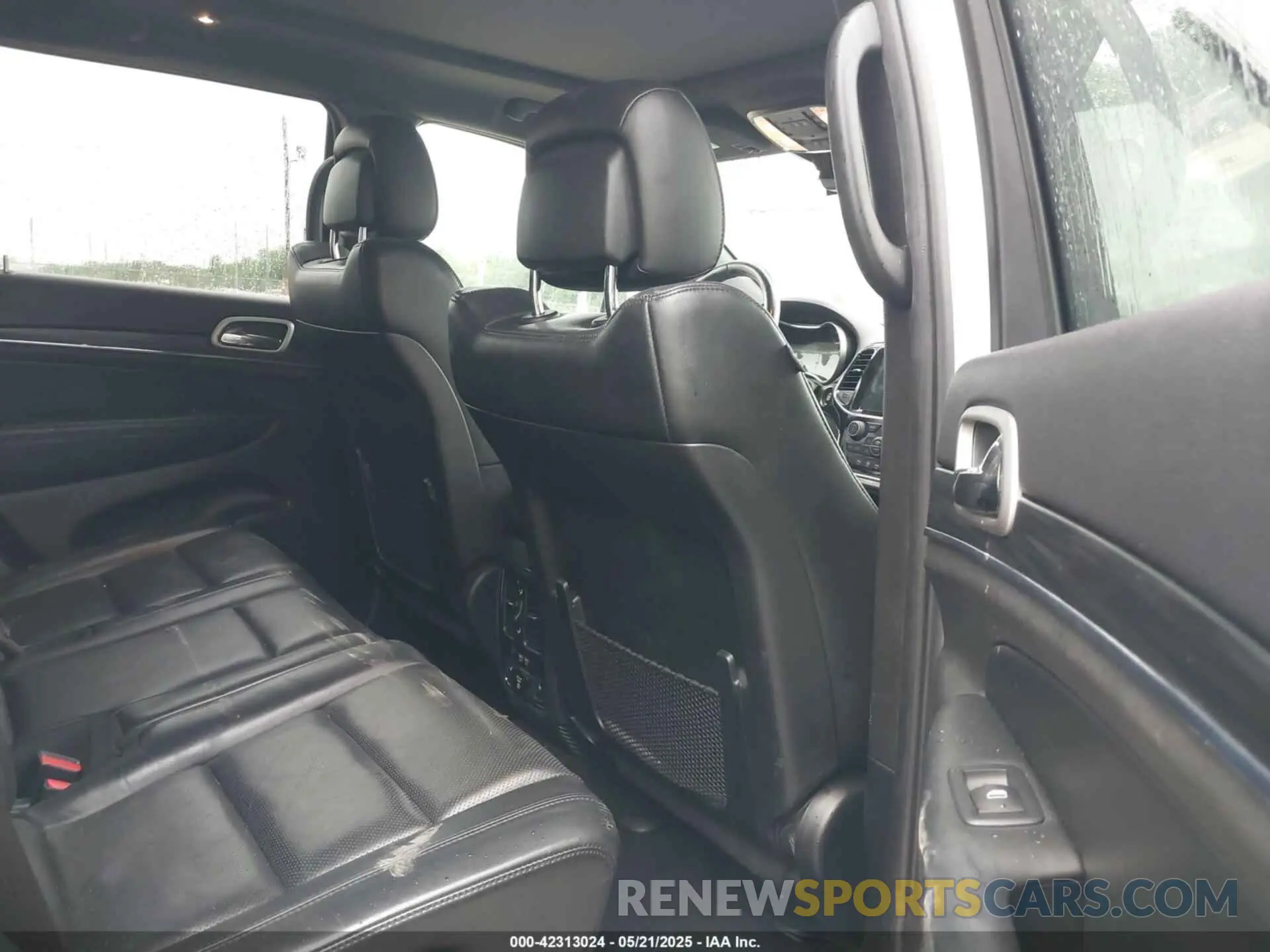8 Photograph of a damaged car 1C4RJEBG4LC118292 JEEP GRAND CHEROKEE 2020