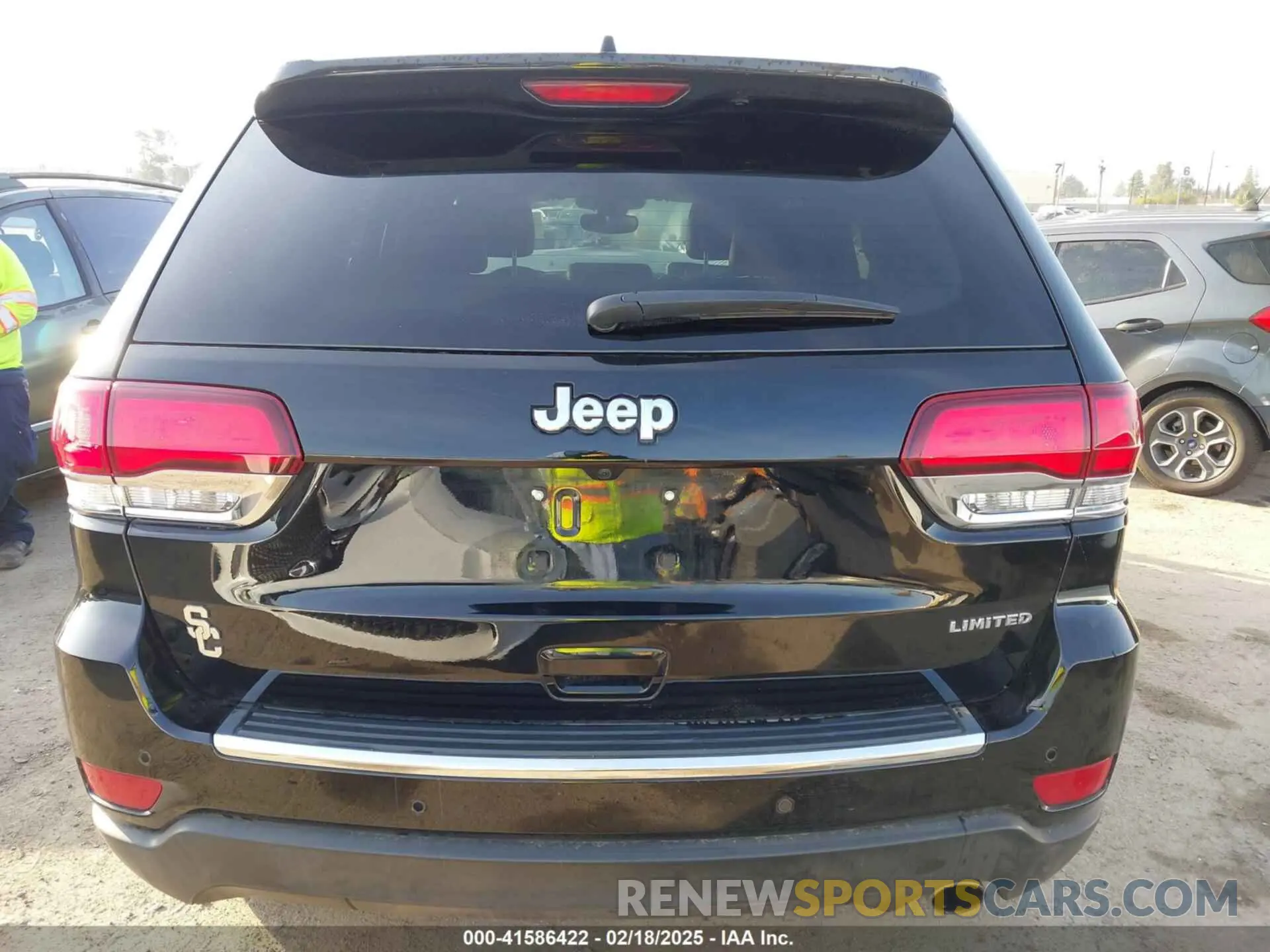 17 Photograph of a damaged car 1C4RJEBG4LC211992 JEEP GRAND CHEROKEE 2020