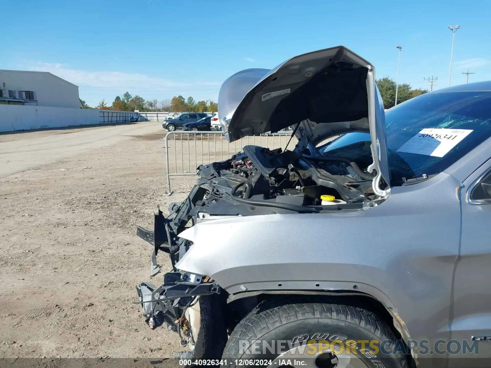 17 Photograph of a damaged car 1C4RJEBG5LC348133 JEEP GRAND CHEROKEE 2020