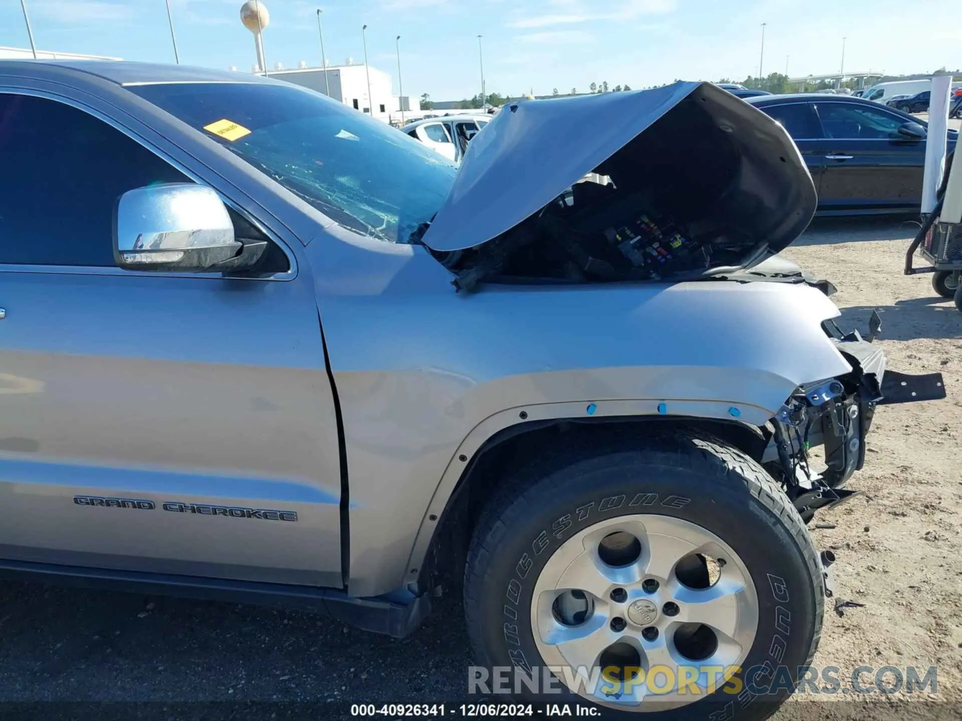 18 Photograph of a damaged car 1C4RJEBG5LC348133 JEEP GRAND CHEROKEE 2020