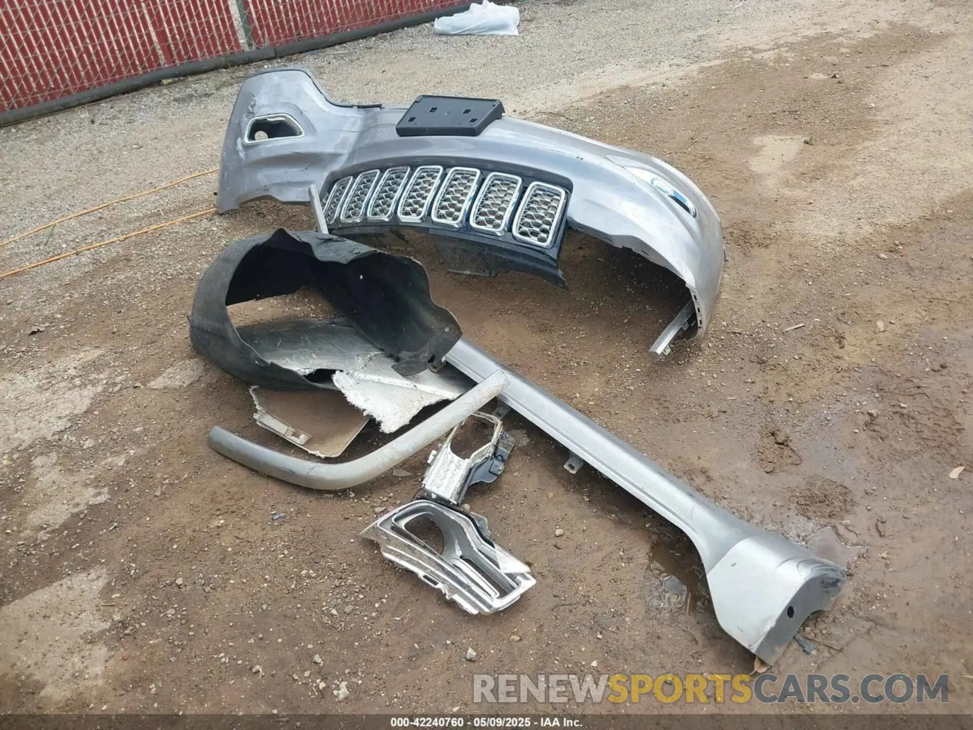 12 Photograph of a damaged car 1C4RJECG2LC140077 JEEP GRAND CHEROKEE 2020
