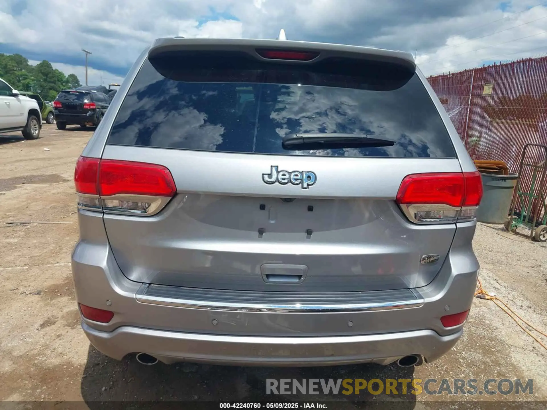 17 Photograph of a damaged car 1C4RJECG2LC140077 JEEP GRAND CHEROKEE 2020