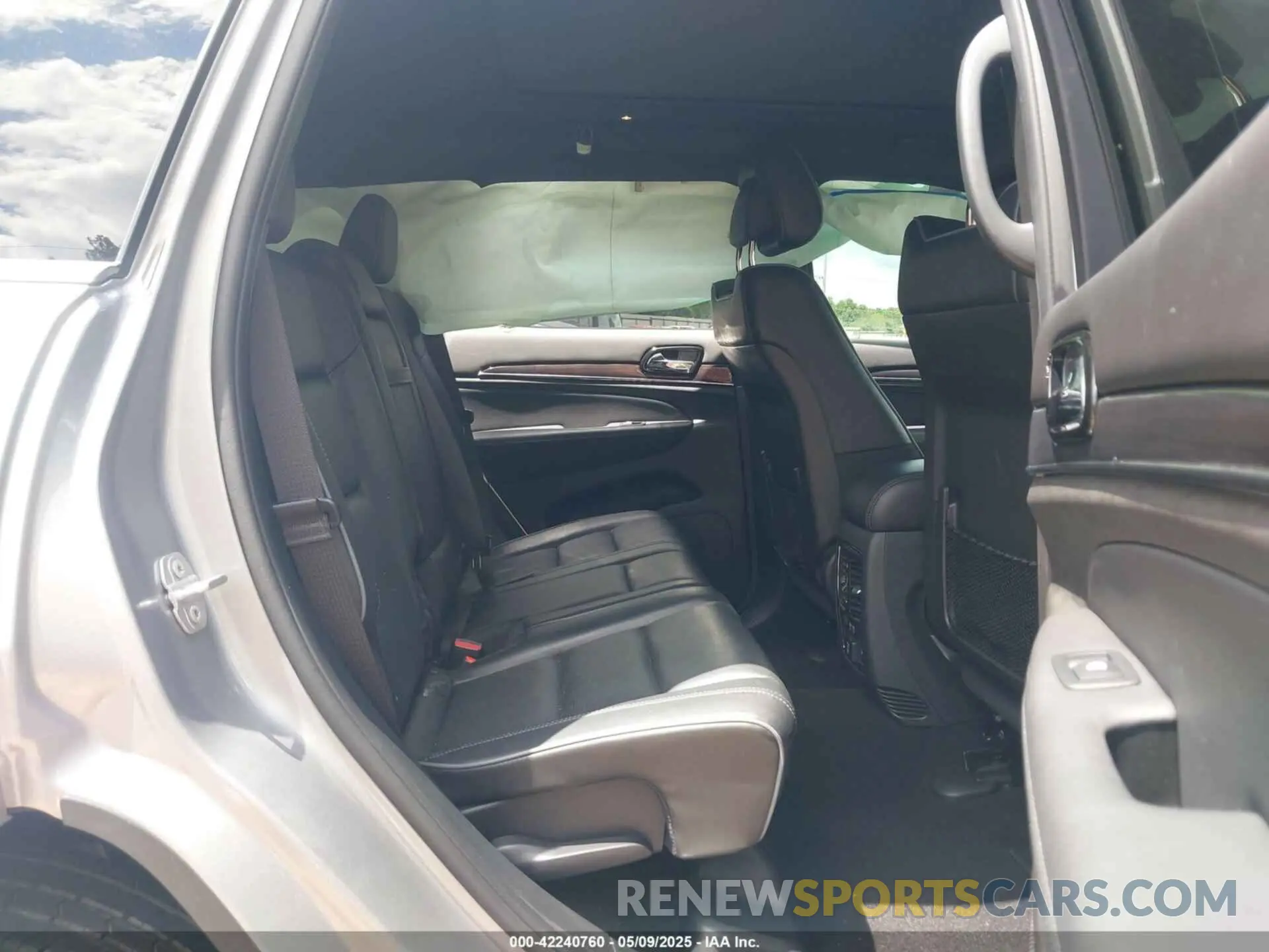 8 Photograph of a damaged car 1C4RJECG2LC140077 JEEP GRAND CHEROKEE 2020