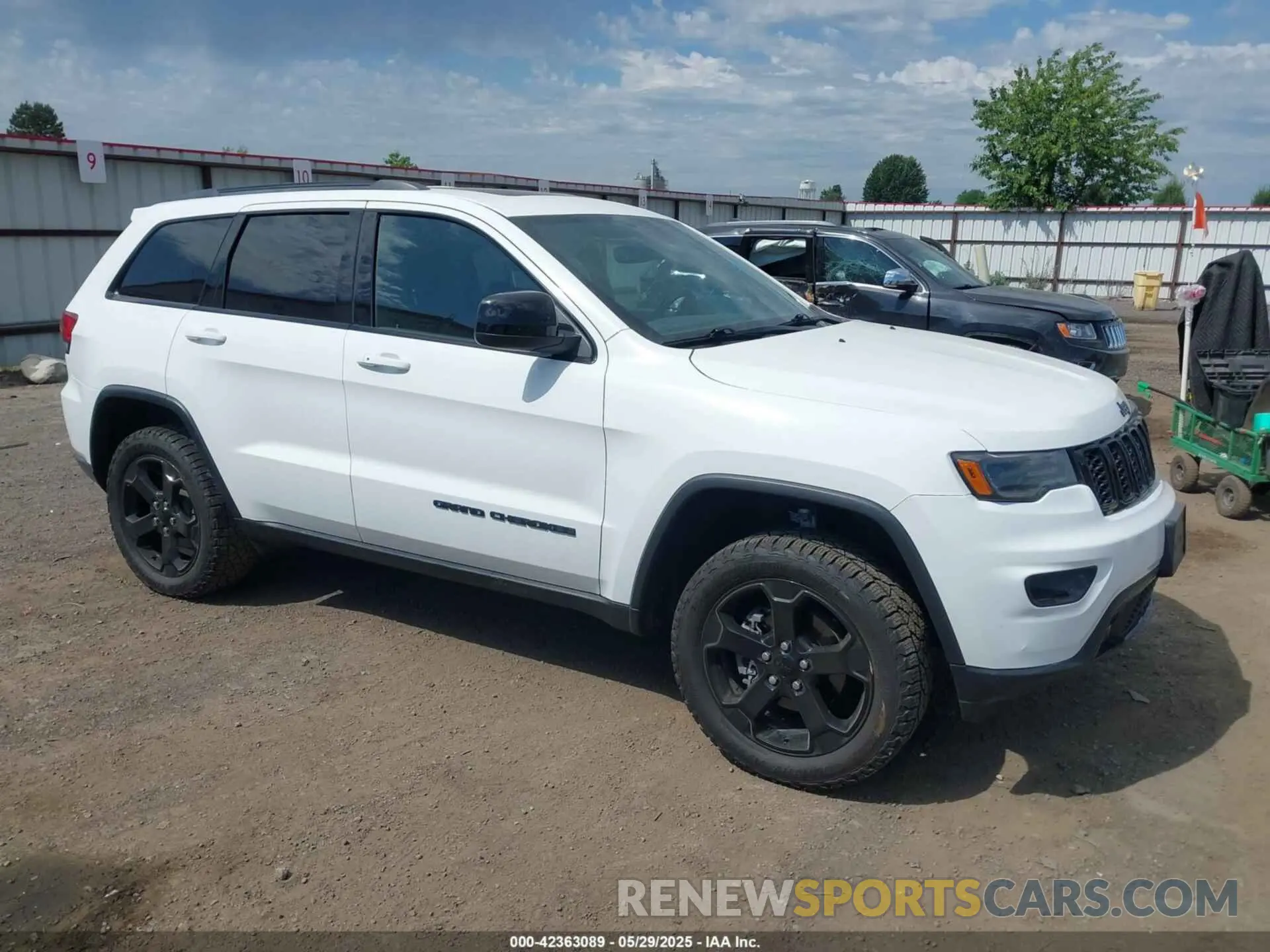 1 Photograph of a damaged car 1C4RJFAG1LC137387 JEEP GRAND CHEROKEE 2020