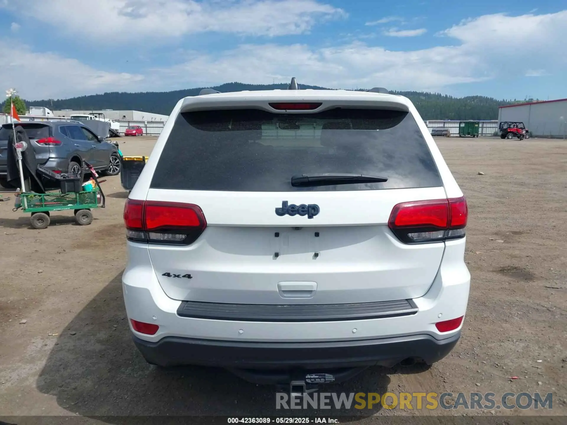 17 Photograph of a damaged car 1C4RJFAG1LC137387 JEEP GRAND CHEROKEE 2020