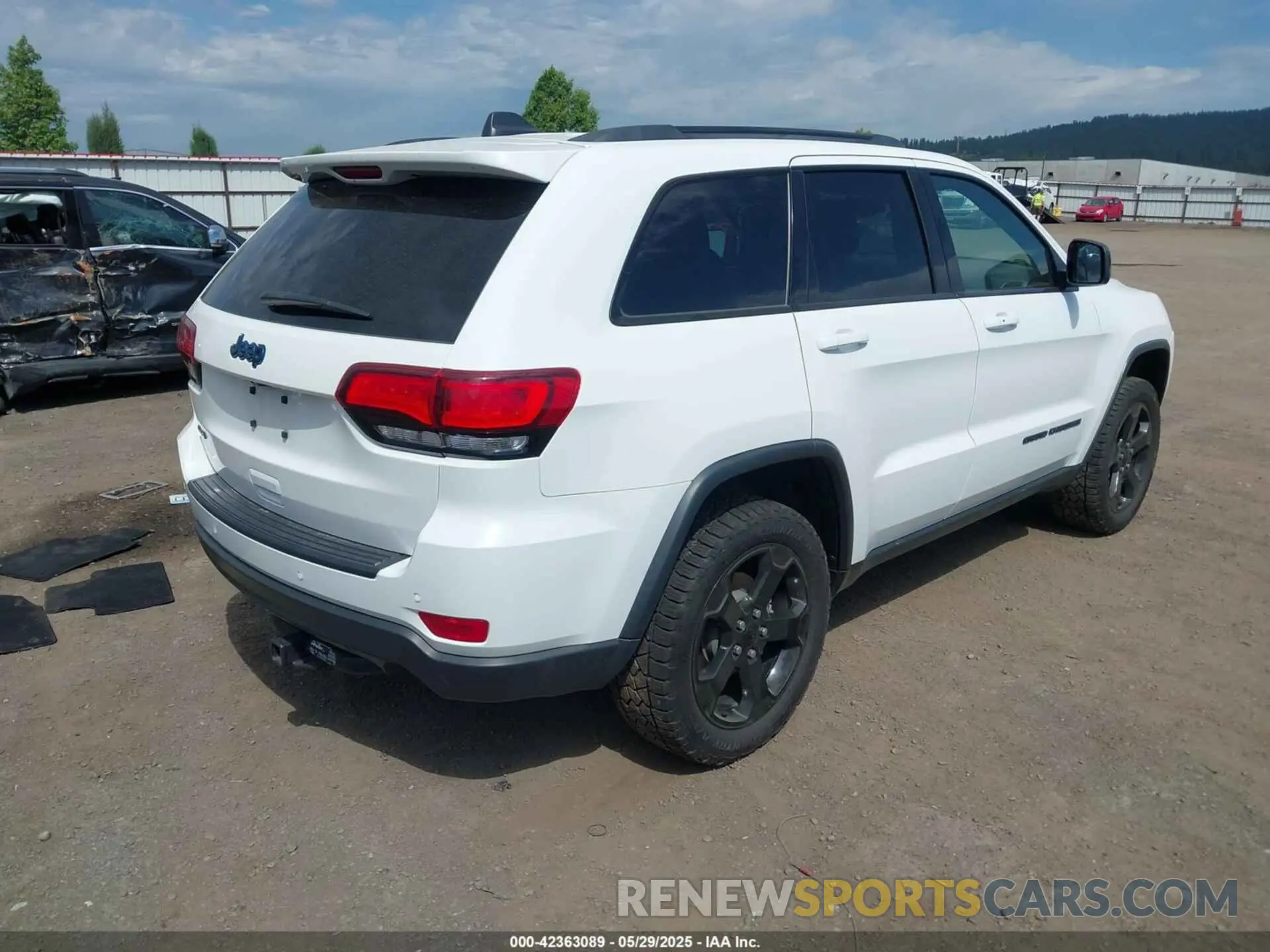 4 Photograph of a damaged car 1C4RJFAG1LC137387 JEEP GRAND CHEROKEE 2020