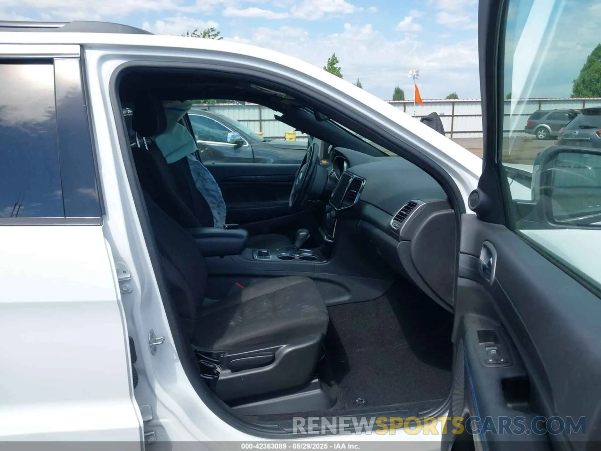 5 Photograph of a damaged car 1C4RJFAG1LC137387 JEEP GRAND CHEROKEE 2020