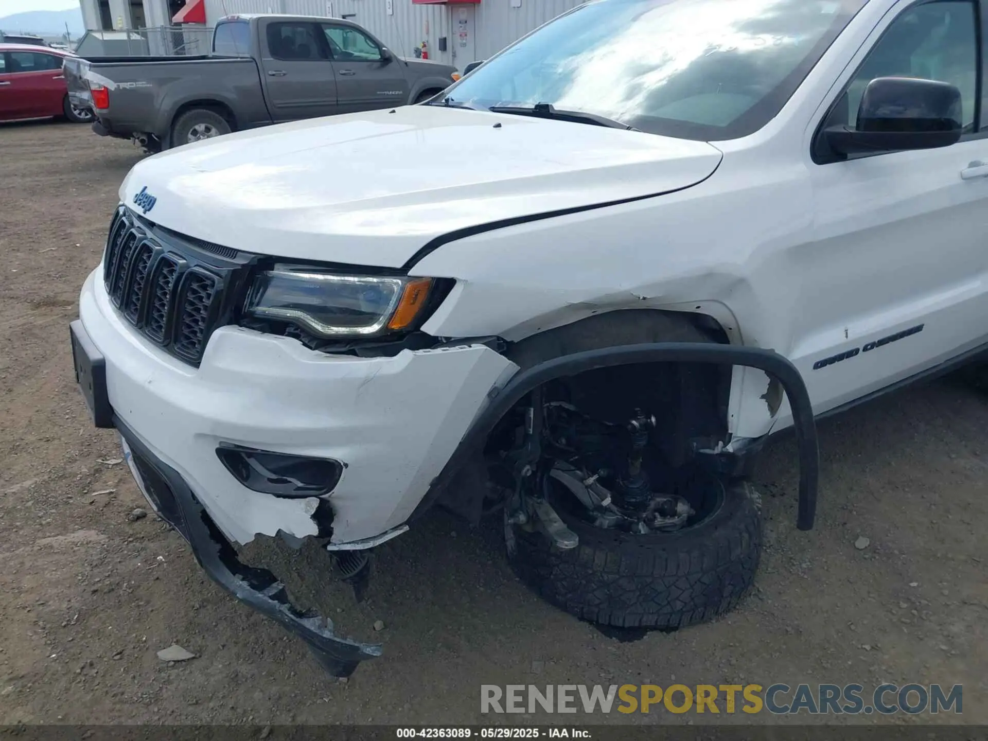 6 Photograph of a damaged car 1C4RJFAG1LC137387 JEEP GRAND CHEROKEE 2020