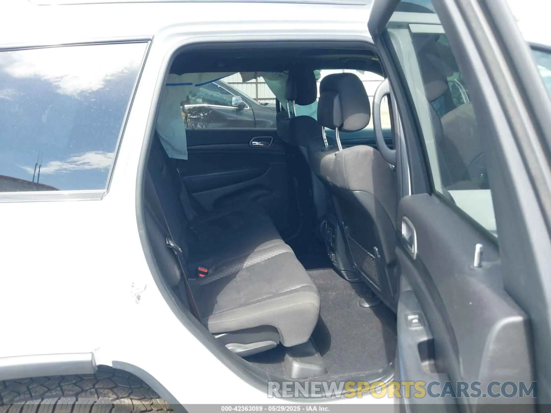 8 Photograph of a damaged car 1C4RJFAG1LC137387 JEEP GRAND CHEROKEE 2020