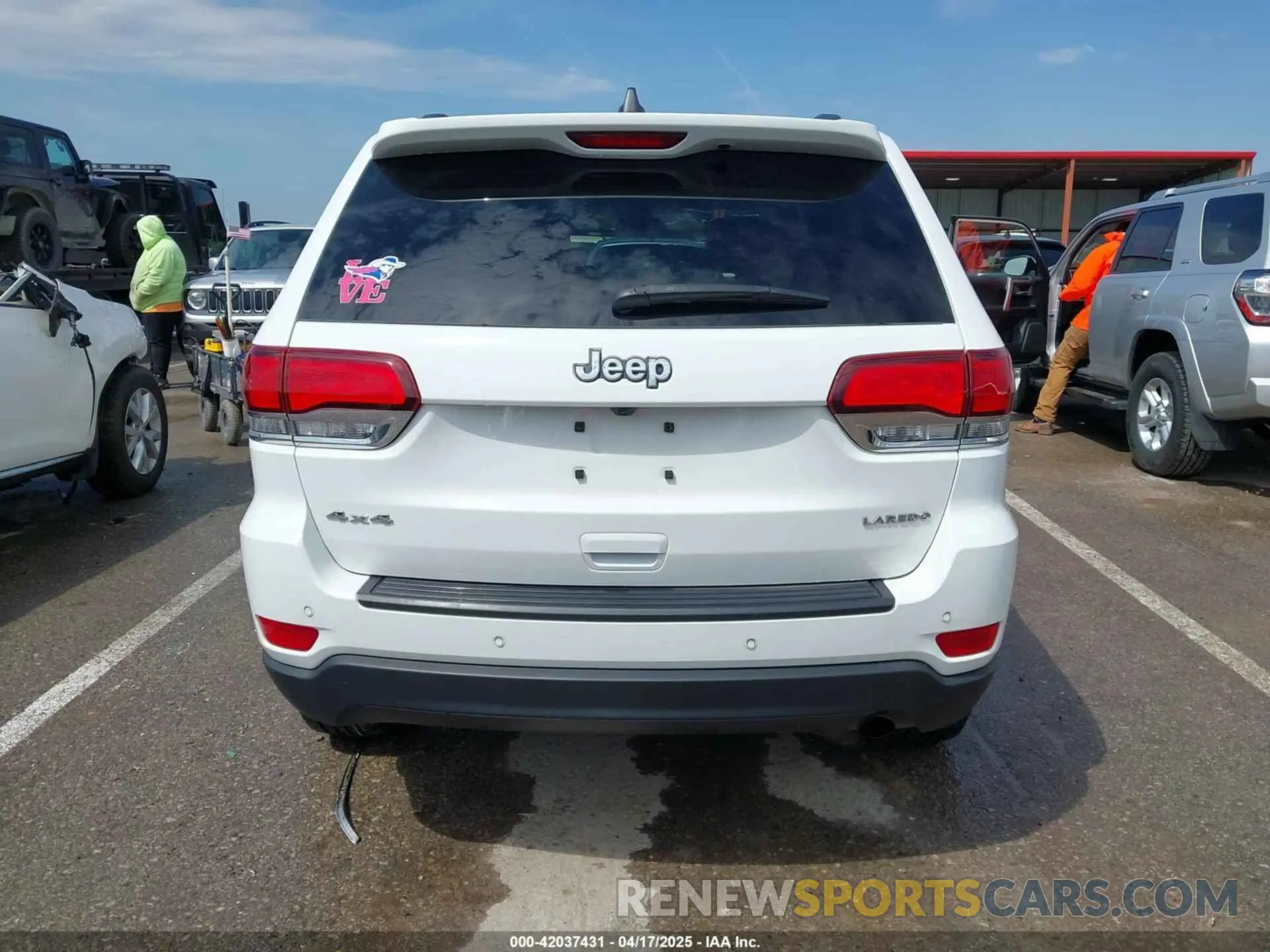 16 Photograph of a damaged car 1C4RJFAG4LC292886 JEEP GRAND CHEROKEE 2020