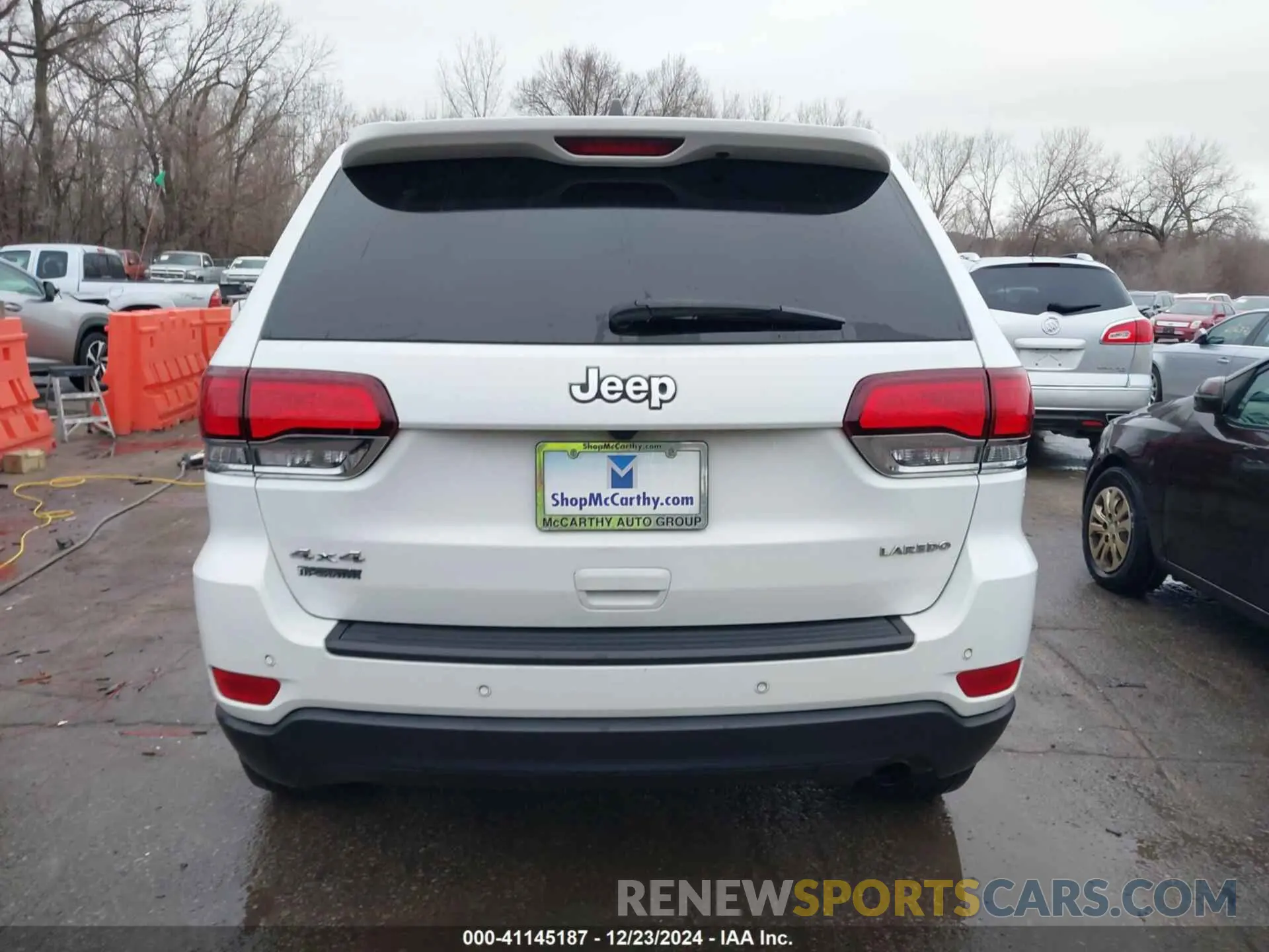 17 Photograph of a damaged car 1C4RJFAG4LC368462 JEEP GRAND CHEROKEE 2020