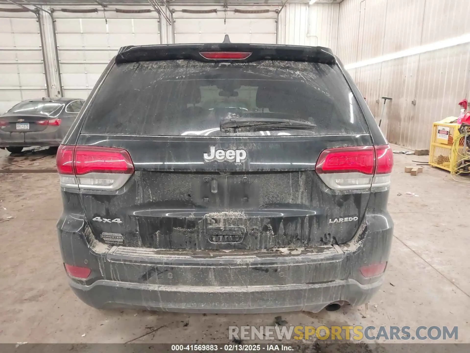 17 Photograph of a damaged car 1C4RJFAG7LC249594 JEEP GRAND CHEROKEE 2020