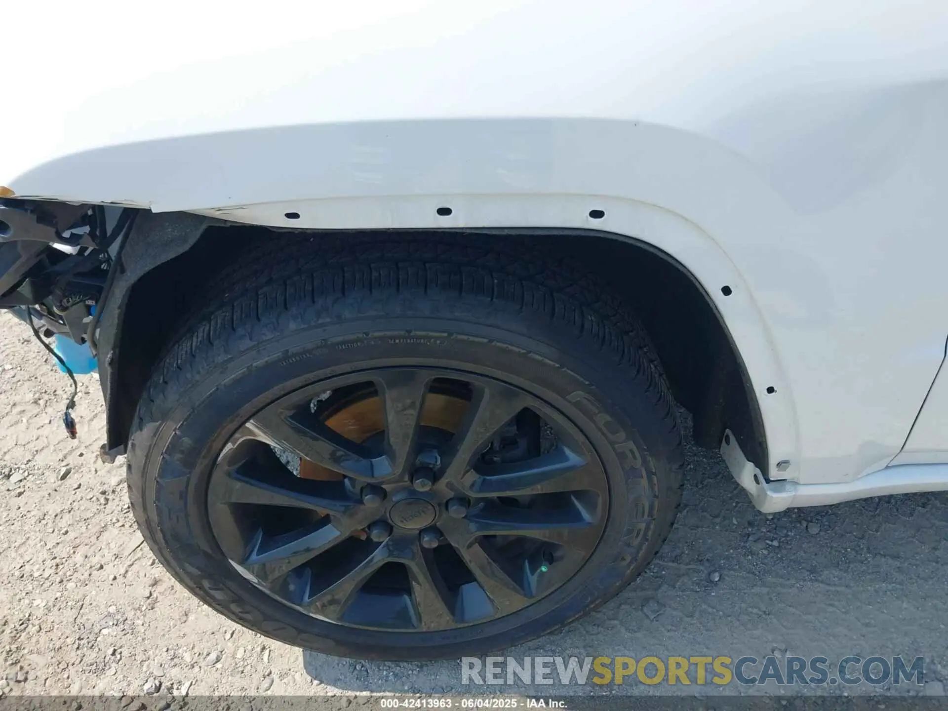 17 Photograph of a damaged car 1C4RJFAG9LC196252 JEEP GRAND CHEROKEE 2020