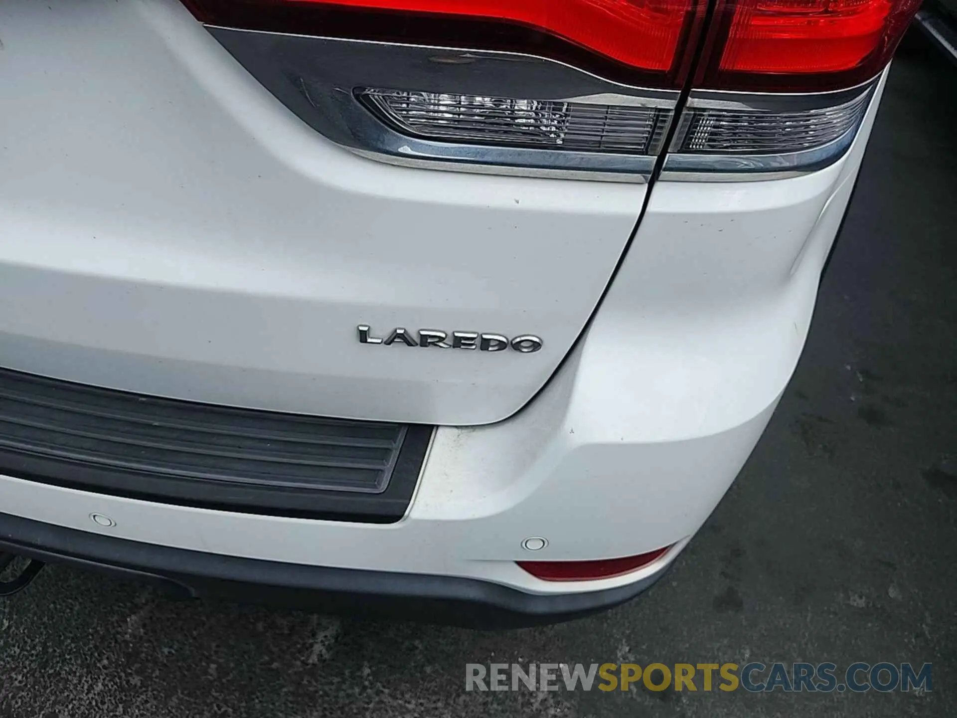 1 Photograph of a damaged car 1C4RJFAGXLC100516 JEEP GRAND CHEROKEE 2020