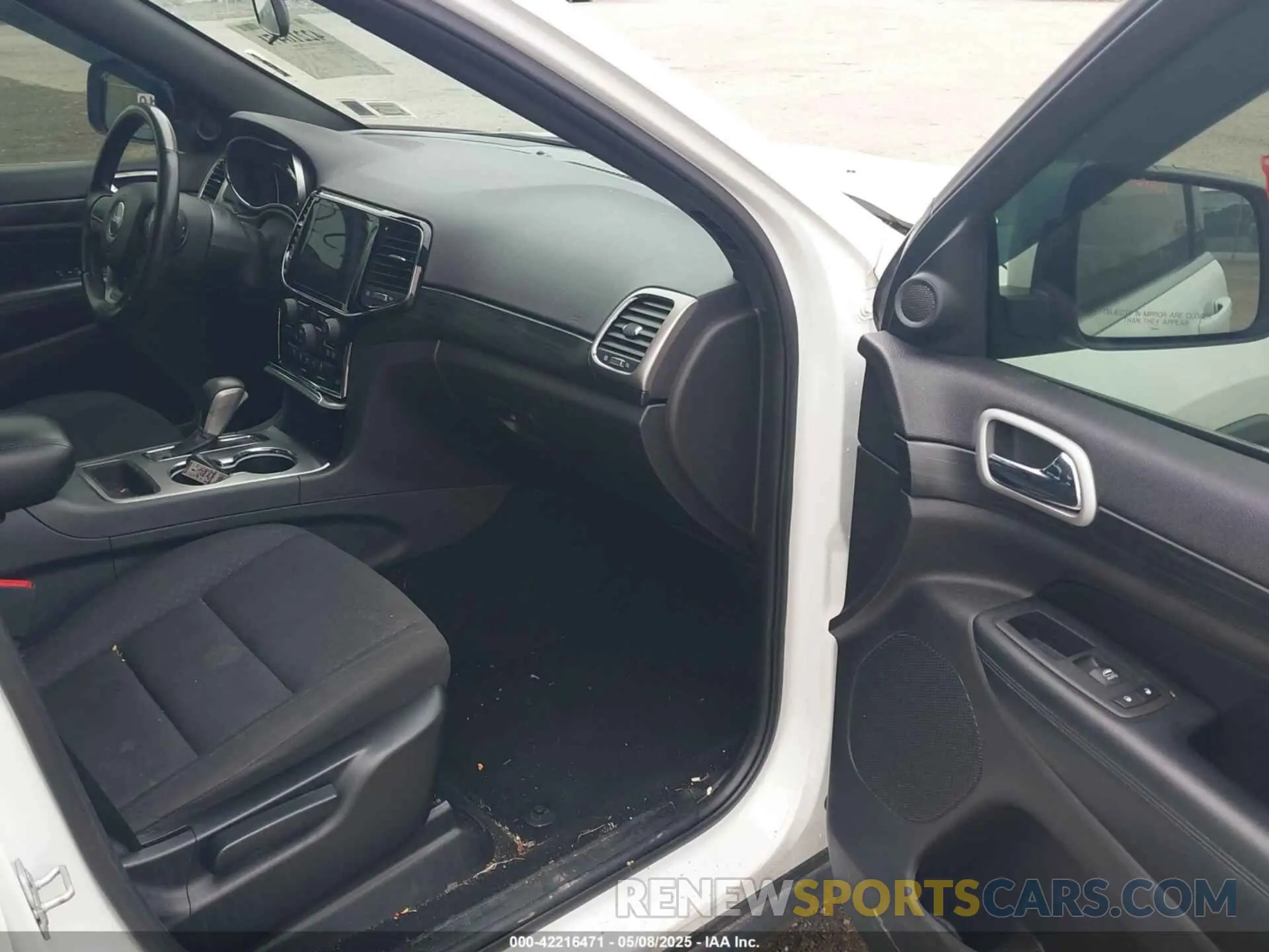 5 Photograph of a damaged car 1C4RJFAGXLC125416 JEEP GRAND CHEROKEE 2020