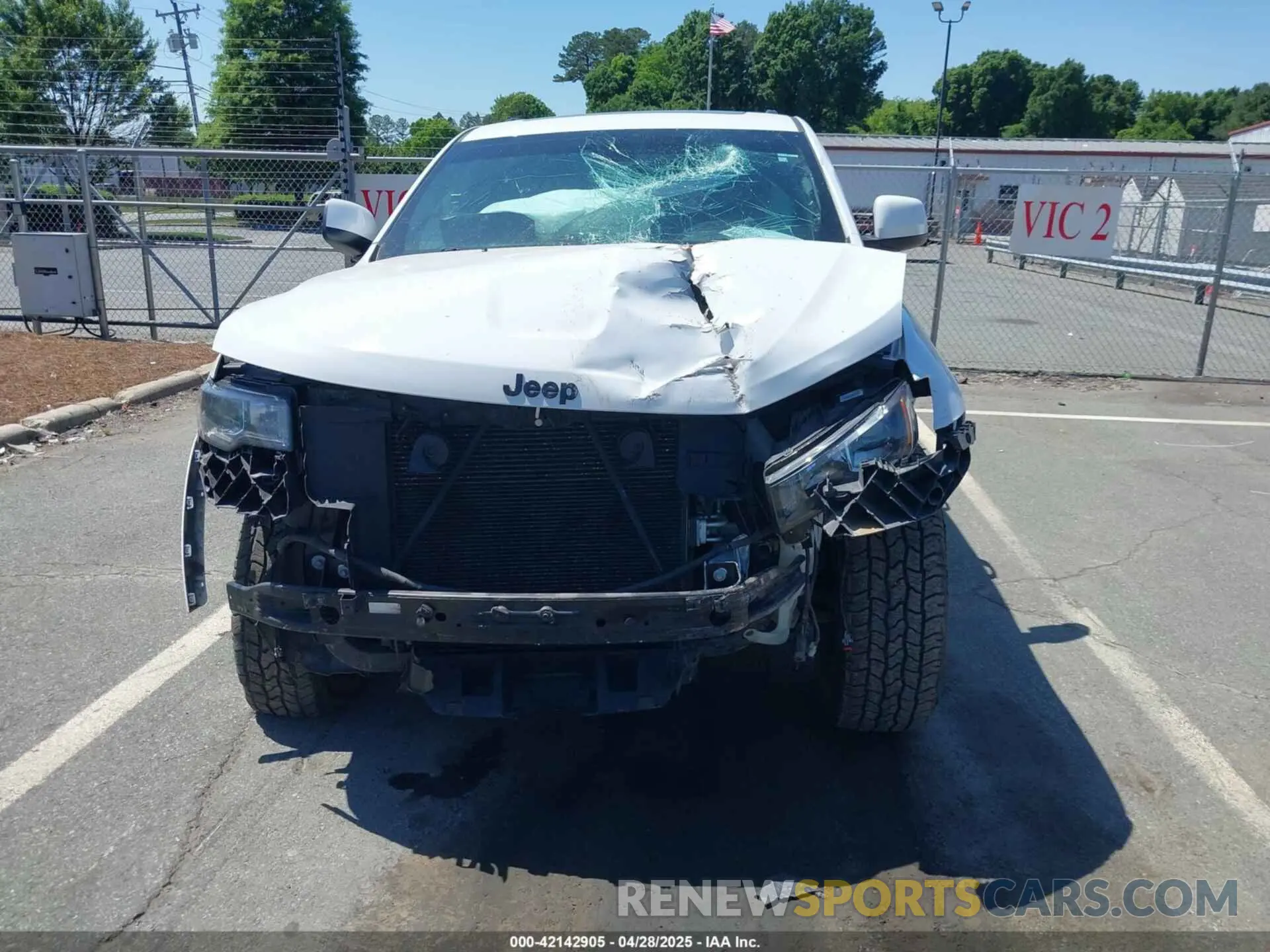 12 Photograph of a damaged car 1C4RJFAGXLC199564 JEEP GRAND CHEROKEE 2020