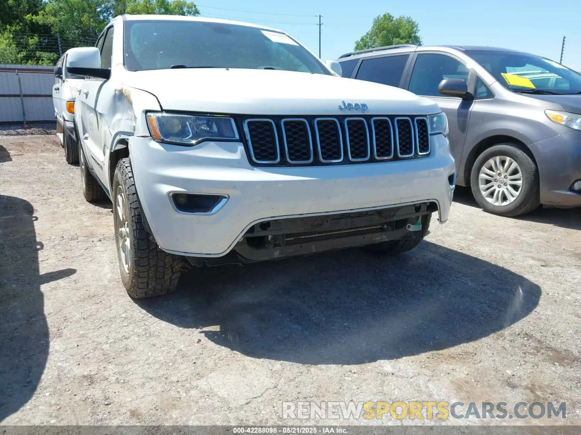 17 Photograph of a damaged car 1C4RJFAGXLC216797 JEEP GRAND CHEROKEE 2020