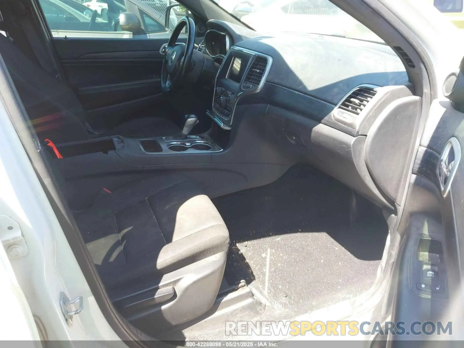 5 Photograph of a damaged car 1C4RJFAGXLC216797 JEEP GRAND CHEROKEE 2020