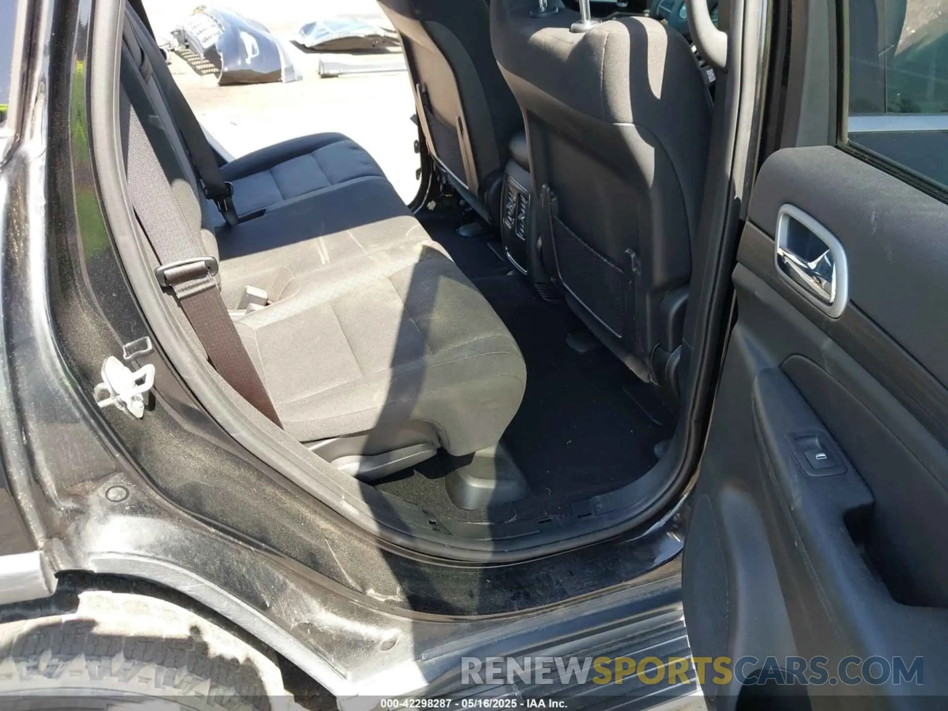 8 Photograph of a damaged car 1C4RJFAGXLC219294 JEEP GRAND CHEROKEE 2020
