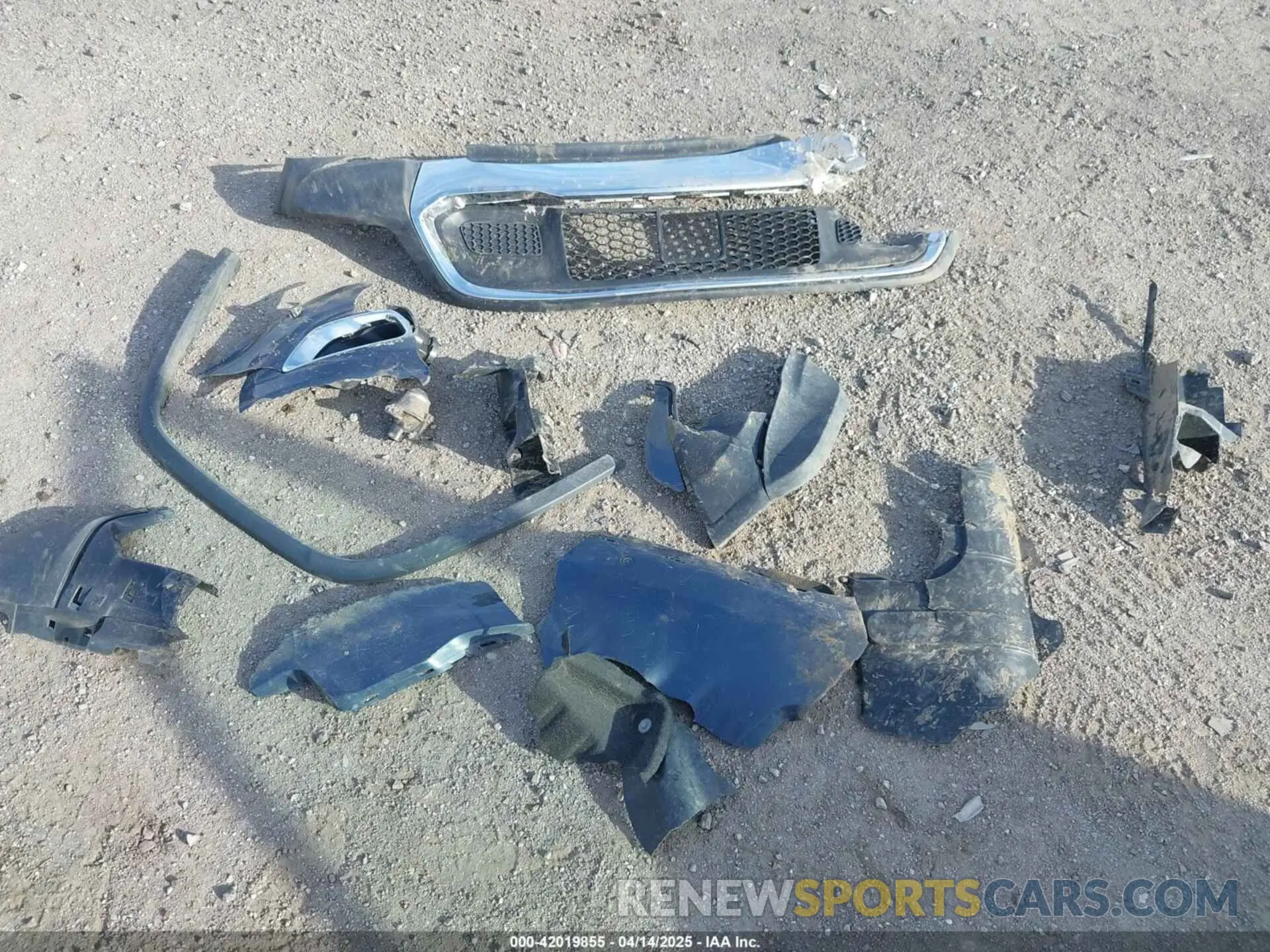 12 Photograph of a damaged car 1C4RJFBG2LC137560 JEEP GRAND CHEROKEE 2020