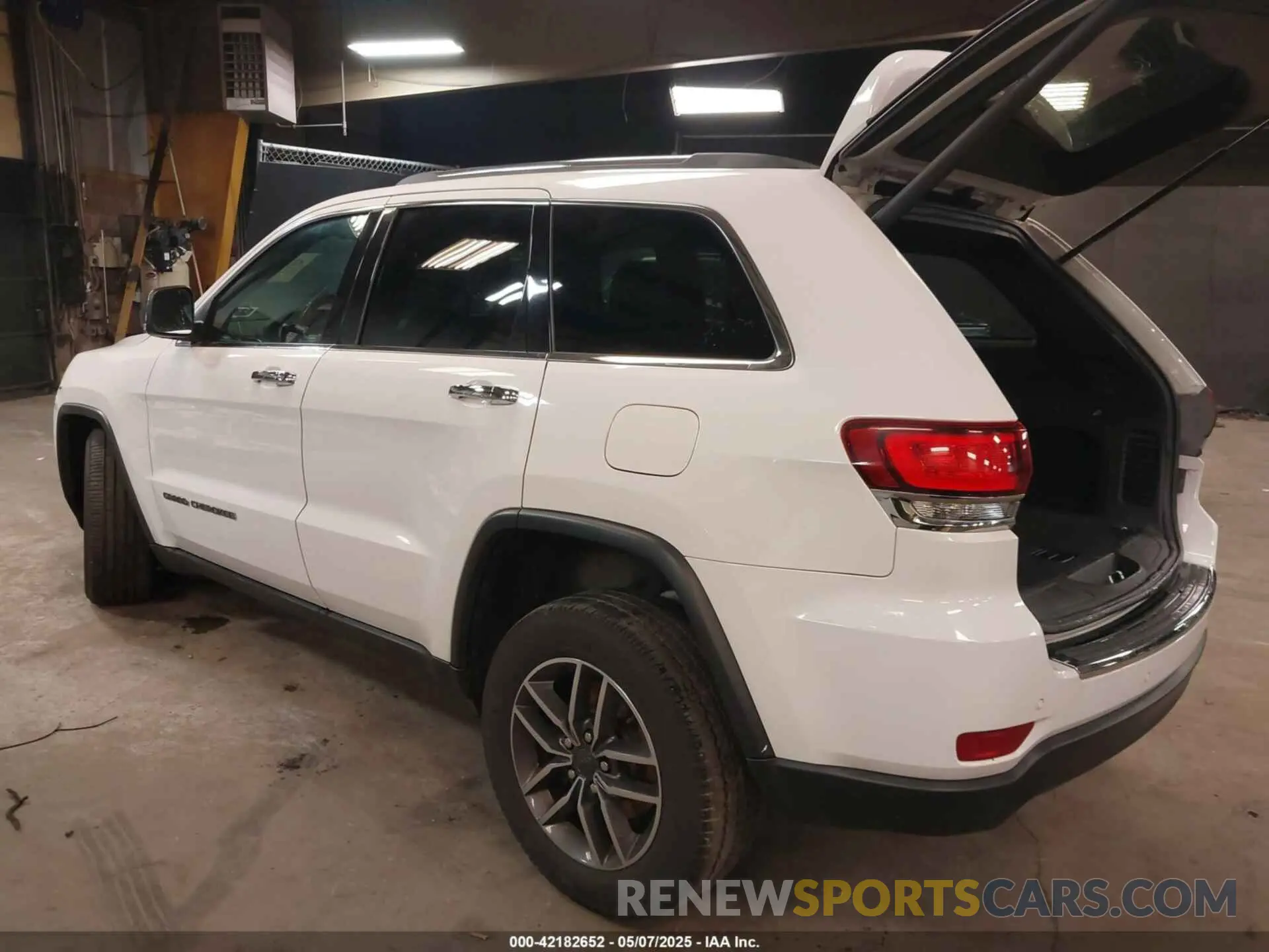 3 Photograph of a damaged car 1C4RJFBG2LC218297 JEEP GRAND CHEROKEE 2020