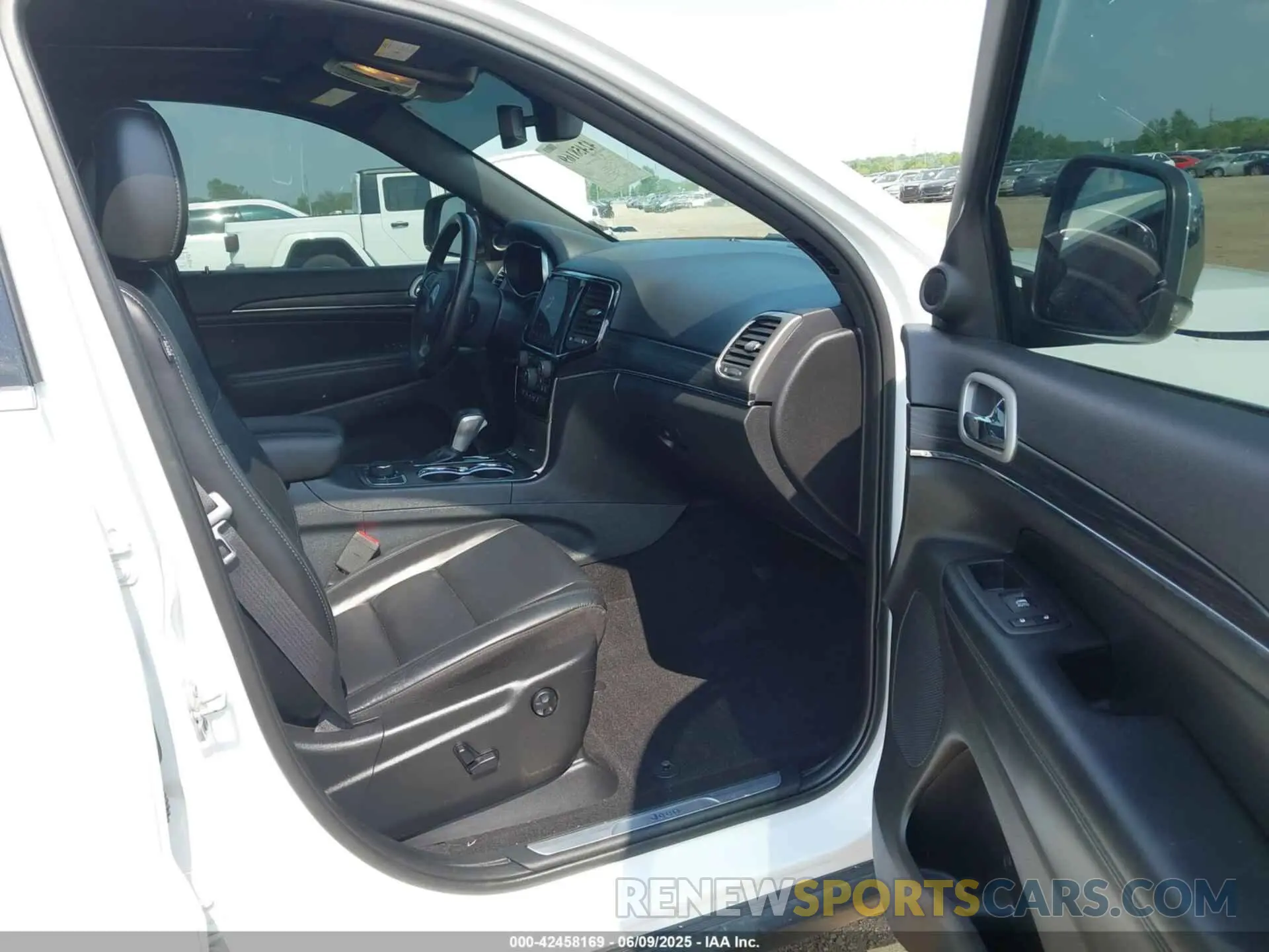 5 Photograph of a damaged car 1C4RJFBG6LC138906 JEEP GRAND CHEROKEE 2020