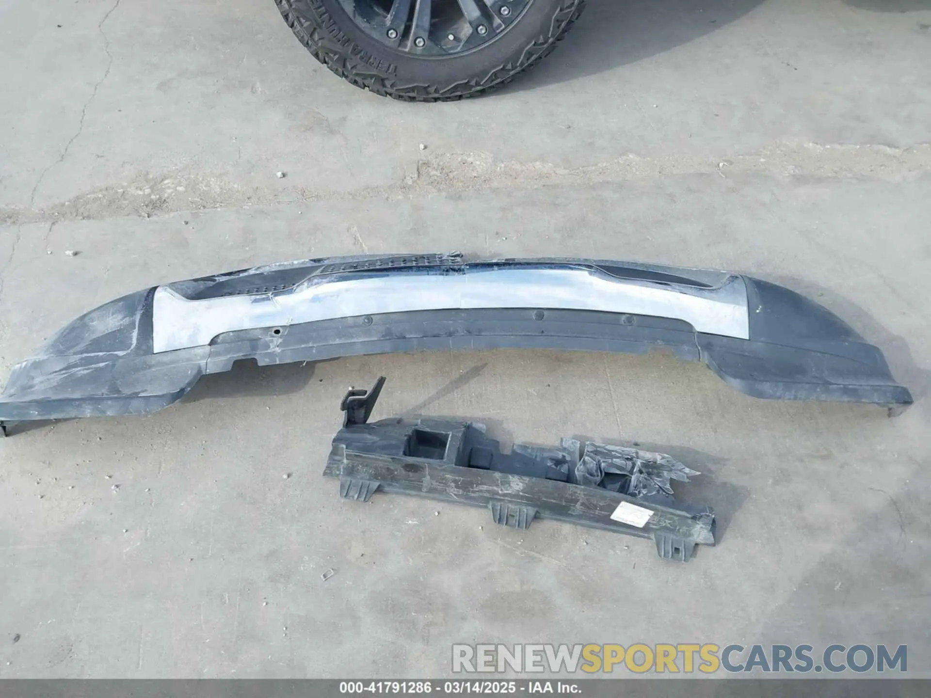 12 Photograph of a damaged car 1C4RJFBG7LC152068 JEEP GRAND CHEROKEE 2020