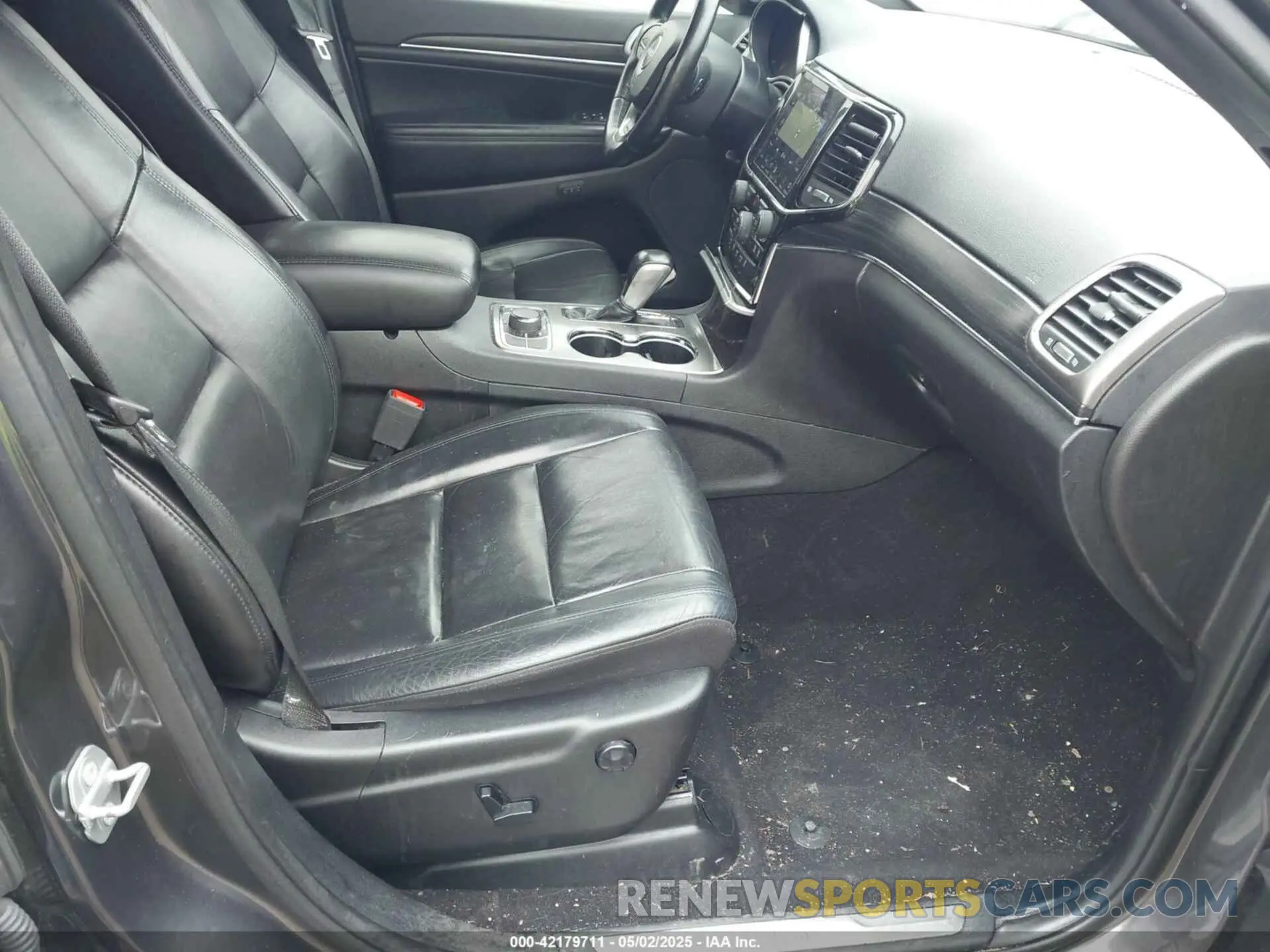 5 Photograph of a damaged car 1C4RJFBG9LC413894 JEEP GRAND CHEROKEE 2020