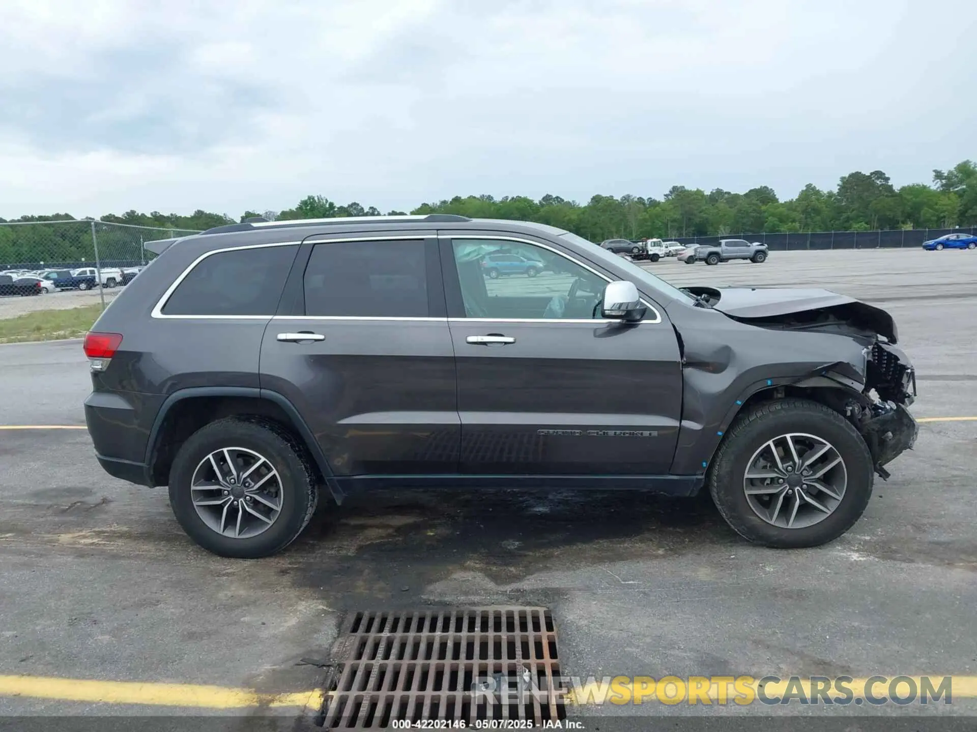 13 Photograph of a damaged car 1C4RJFBGXLC325694 JEEP GRAND CHEROKEE 2020