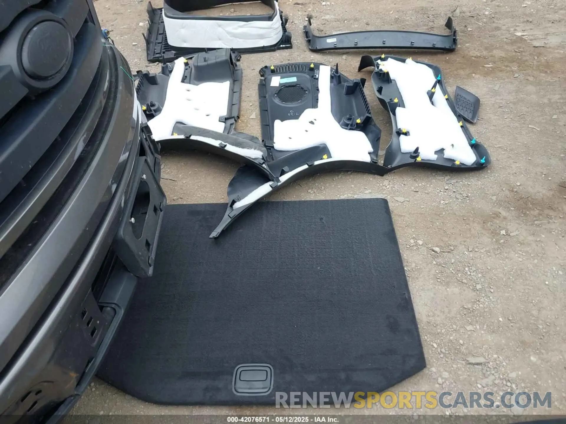 18 Photograph of a damaged car 1C4RJFBT4LC106890 JEEP GRAND CHEROKEE 2020