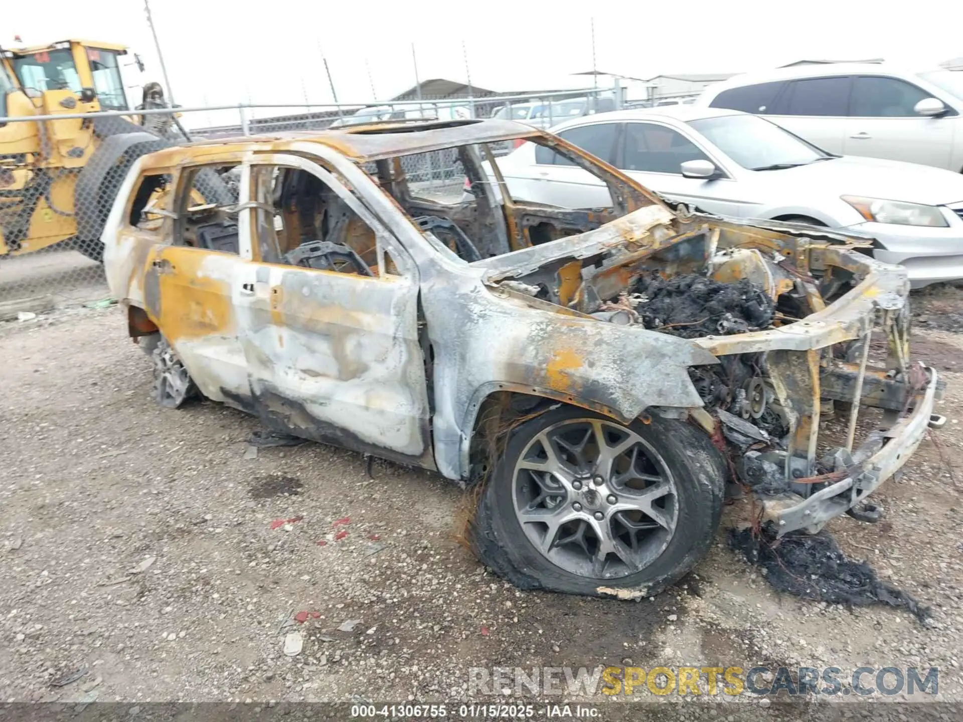 1 Photograph of a damaged car 1C4RJFCG6LC137608 JEEP GRAND CHEROKEE 2020
