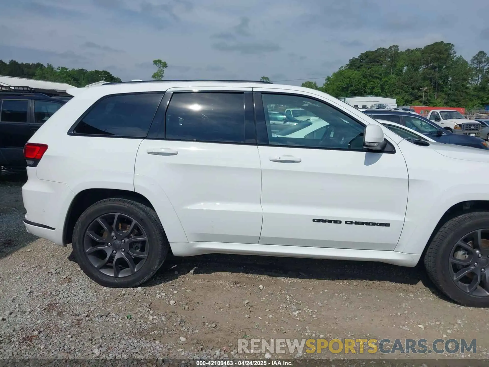 13 Photograph of a damaged car 1C4RJFCG8LC419037 JEEP GRAND CHEROKEE 2020