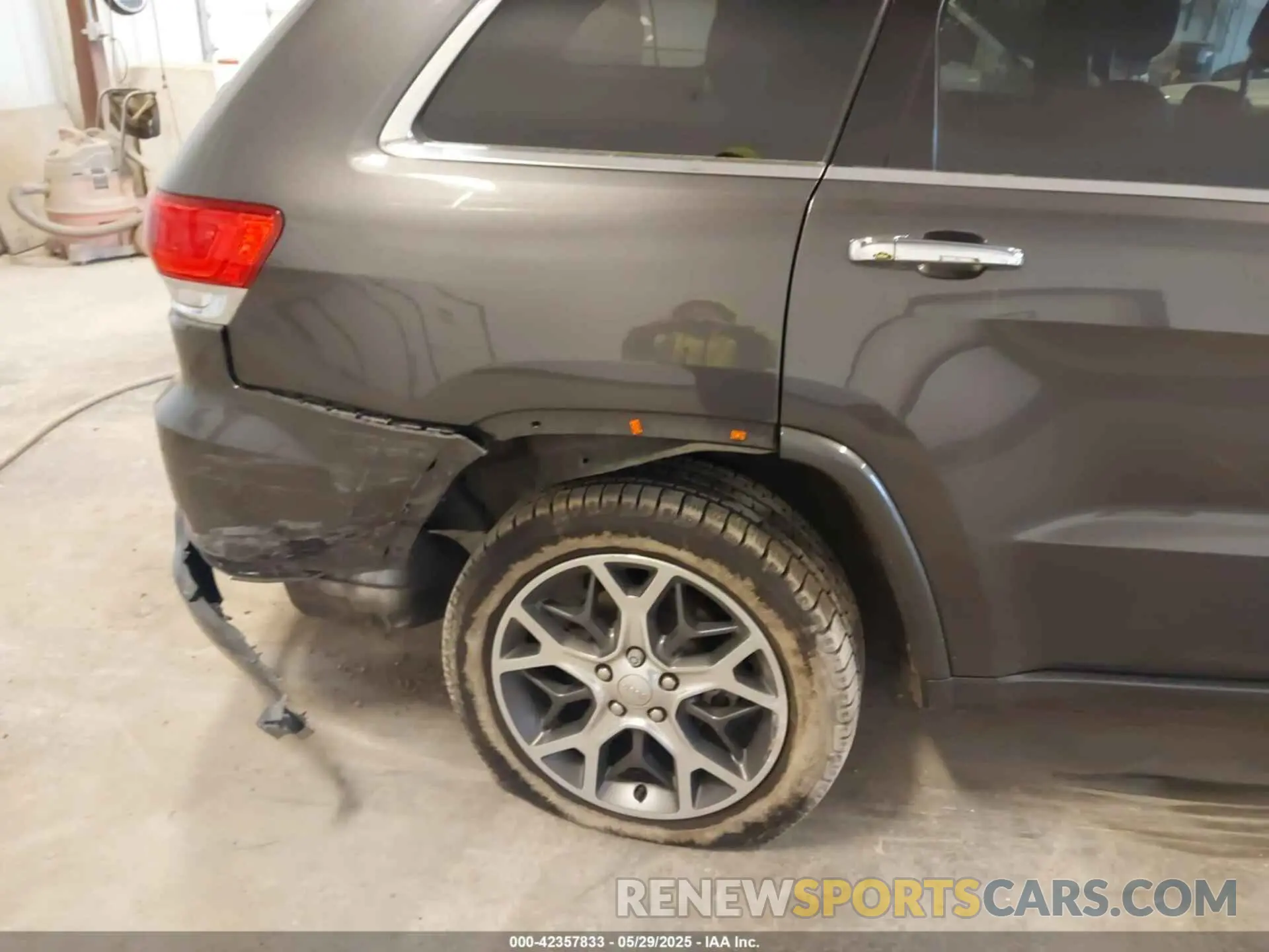 6 Photograph of a damaged car 1C4RJFCGXLC101520 JEEP GRAND CHEROKEE 2020