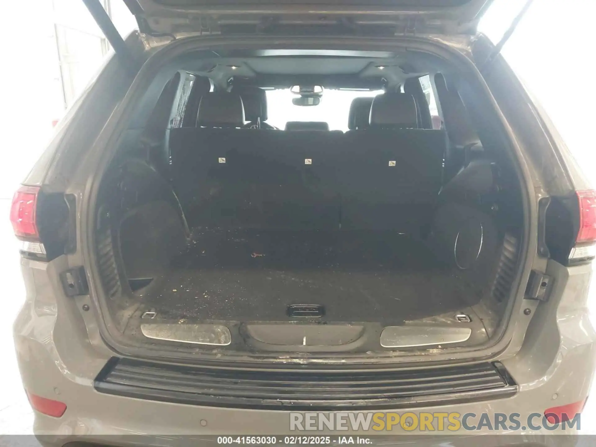18 Photograph of a damaged car 1C4RJFDJ5LC430863 JEEP GRAND CHEROKEE 2020