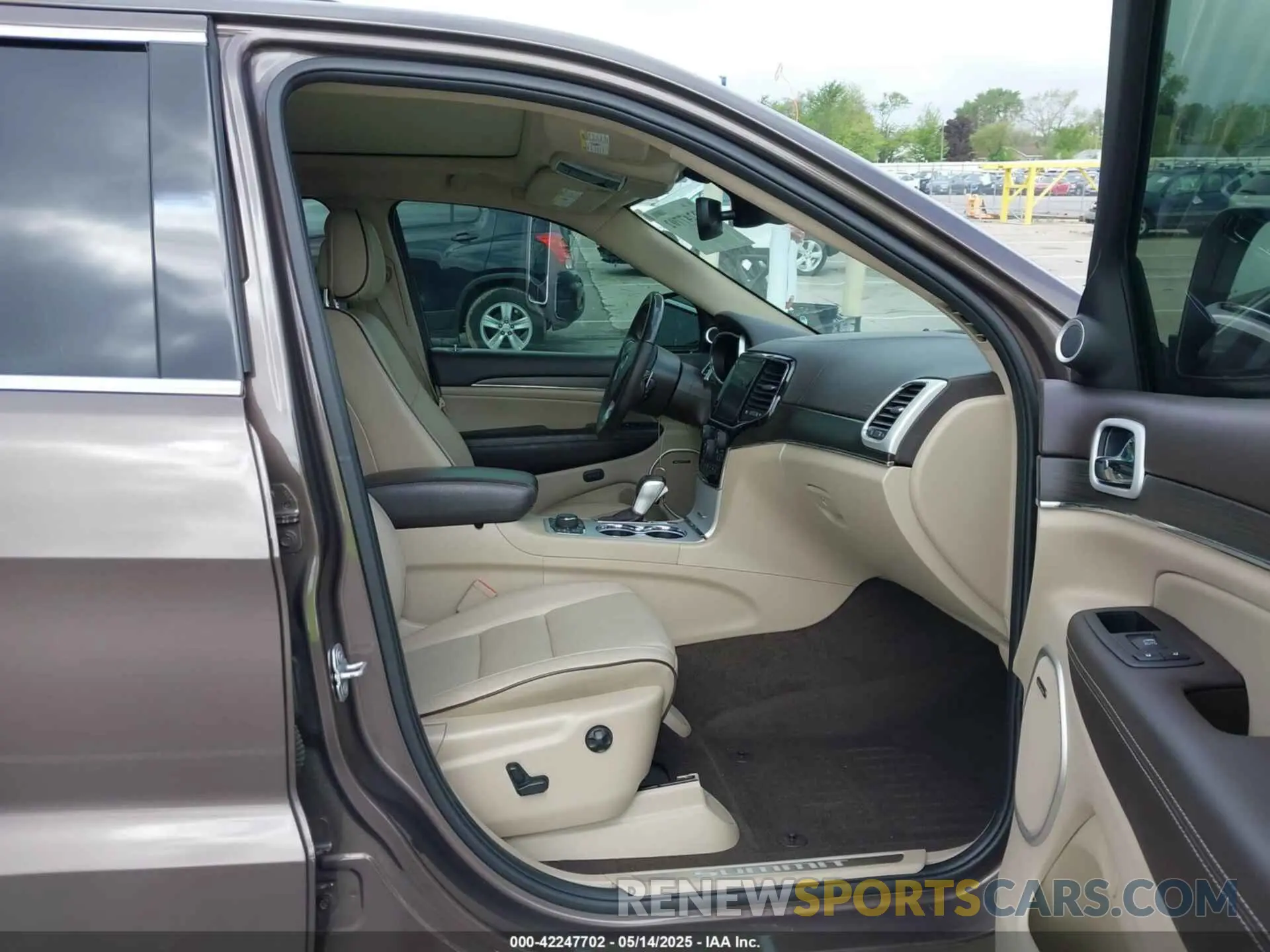5 Photograph of a damaged car 1C4RJFJG1LC170714 JEEP GRAND CHEROKEE 2020