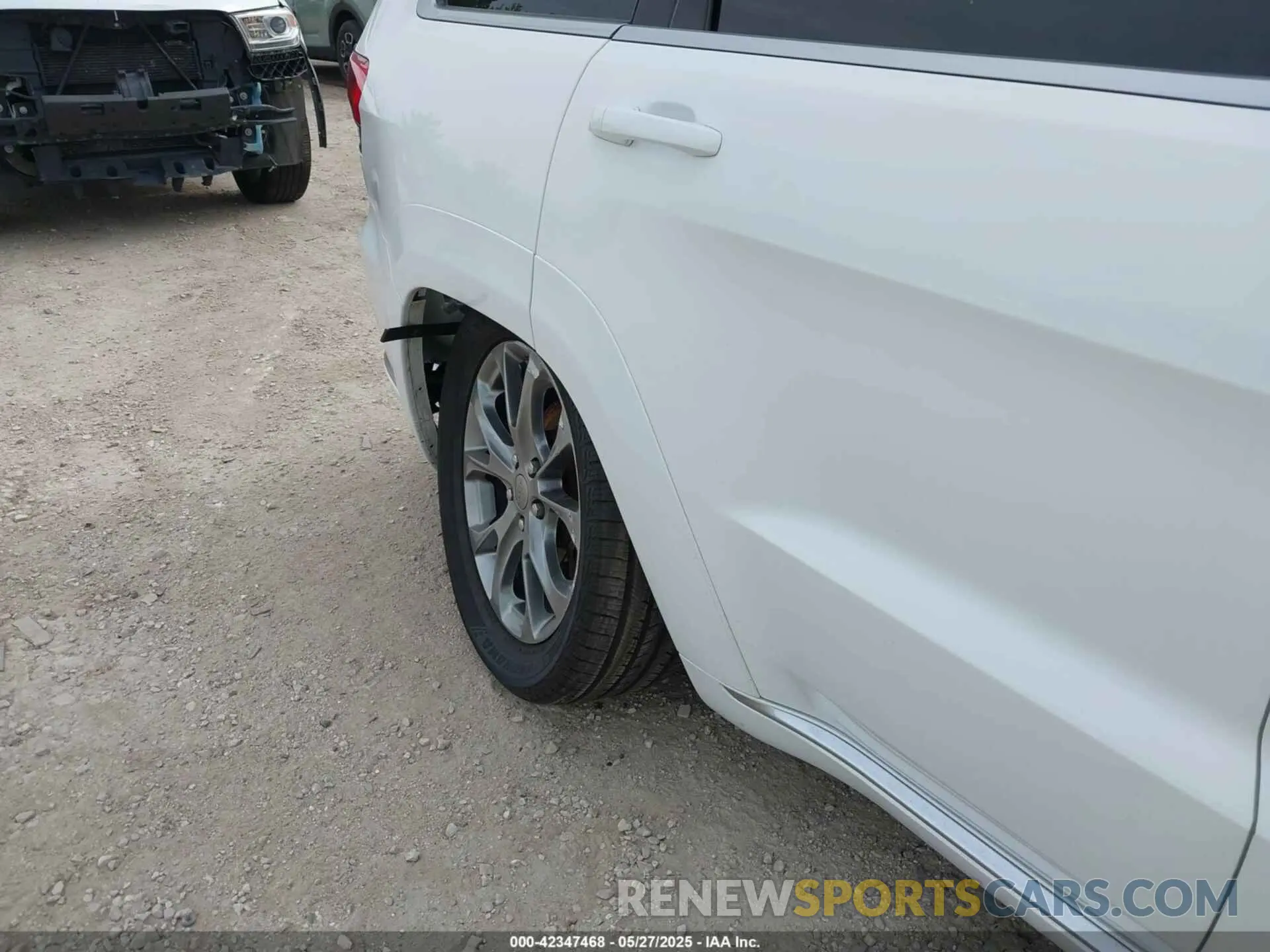 18 Photograph of a damaged car 1C4RJFJG9LC137315 JEEP GRAND CHEROKEE 2020