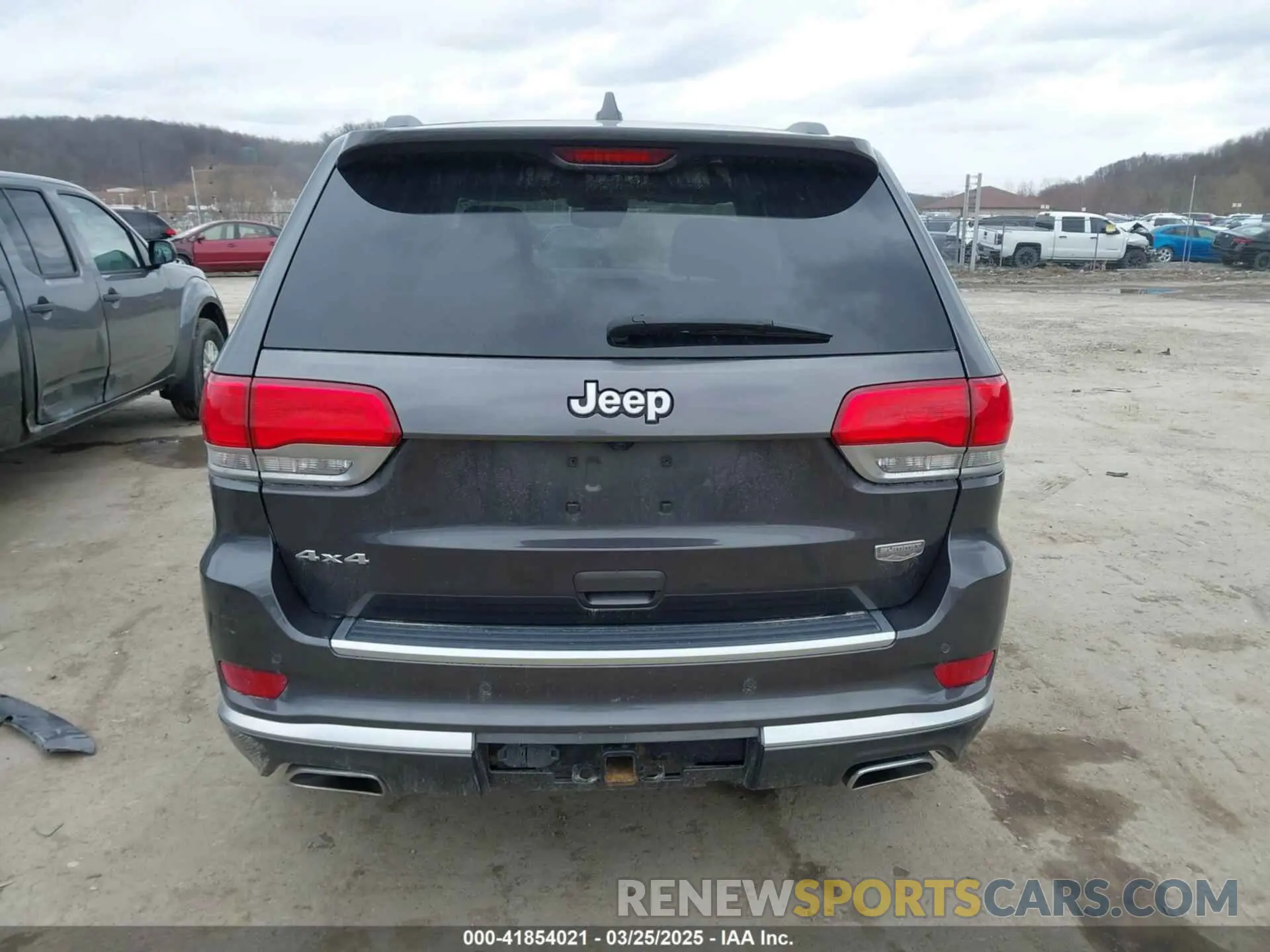 17 Photograph of a damaged car 1C4RJFJT2LC408499 JEEP GRAND CHEROKEE 2020