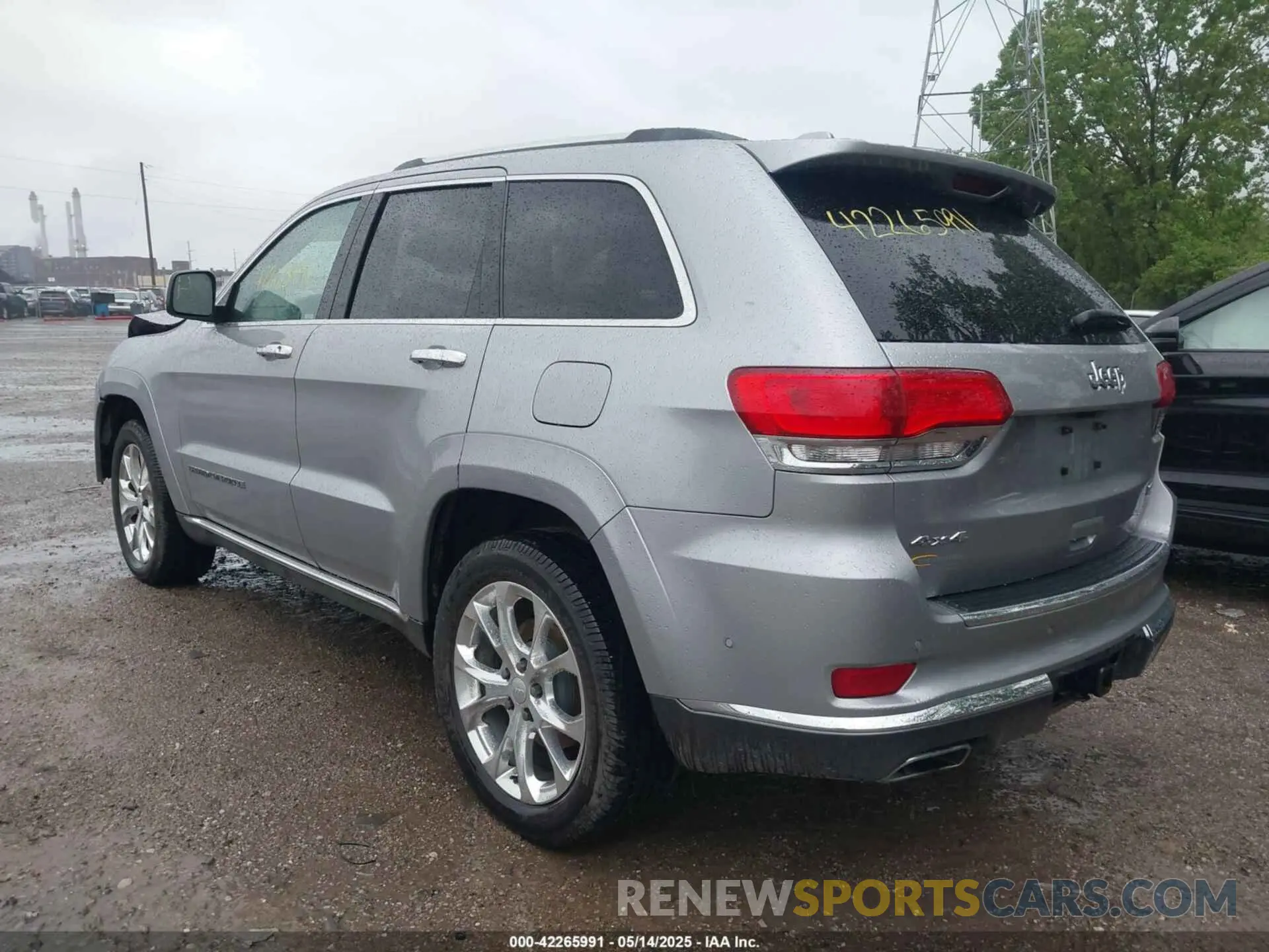 3 Photograph of a damaged car 1C4RJFJT4LC137073 JEEP GRAND CHEROKEE 2020