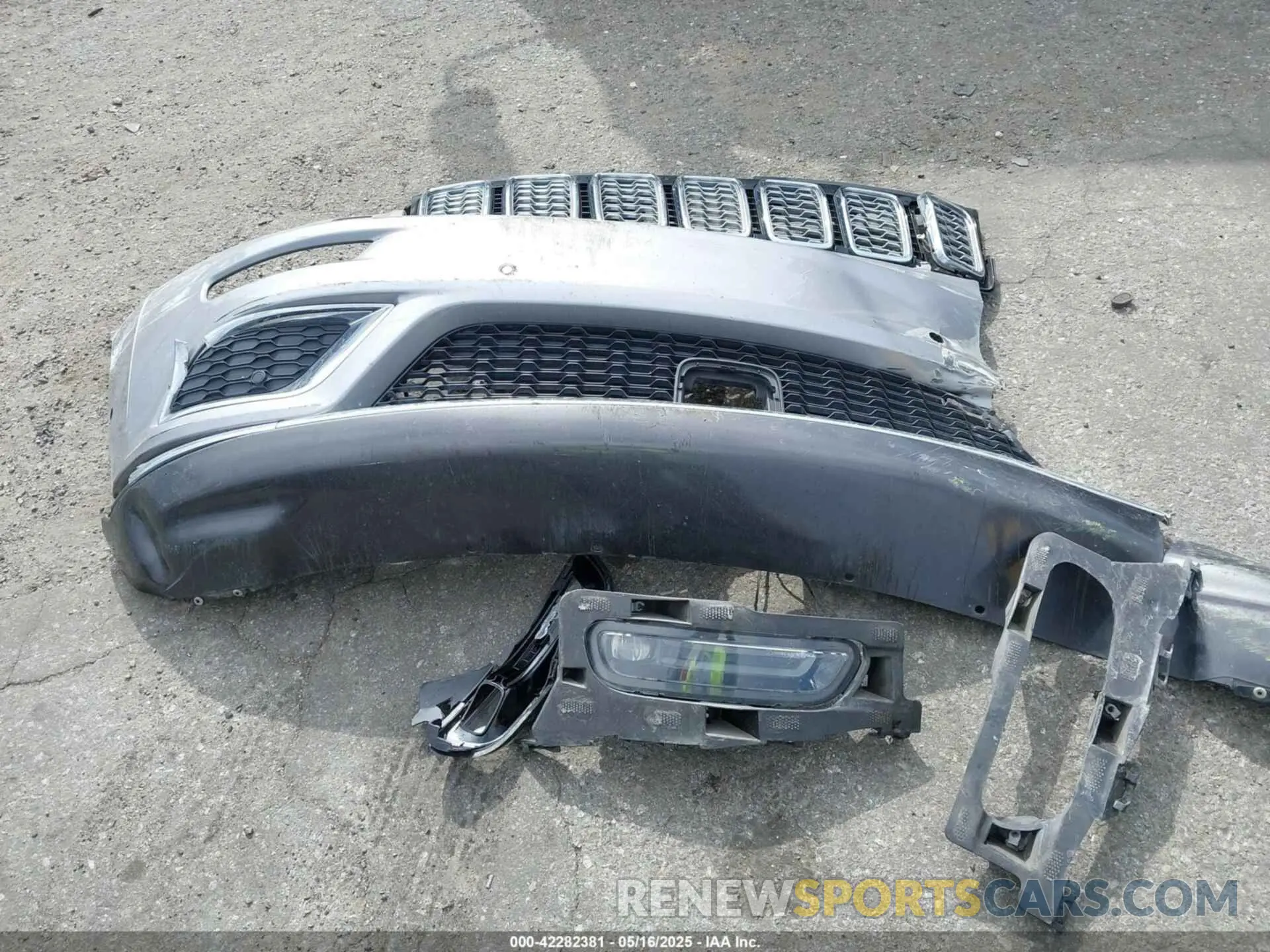 12 Photograph of a damaged car 1C4RJFJT6LC414418 JEEP GRAND CHEROKEE 2020