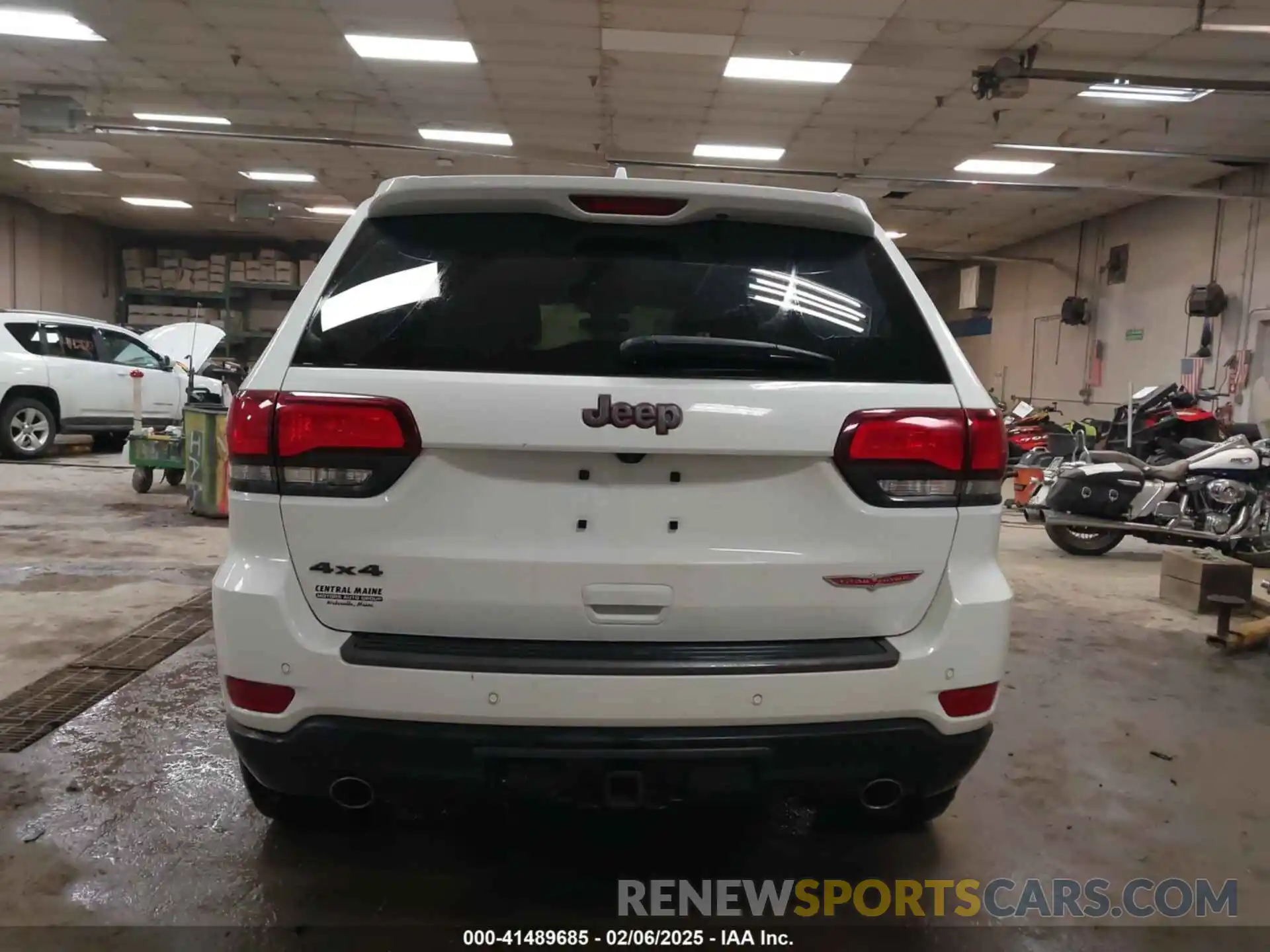 17 Photograph of a damaged car 1C4RJFLG8LC272413 JEEP GRAND CHEROKEE 2020