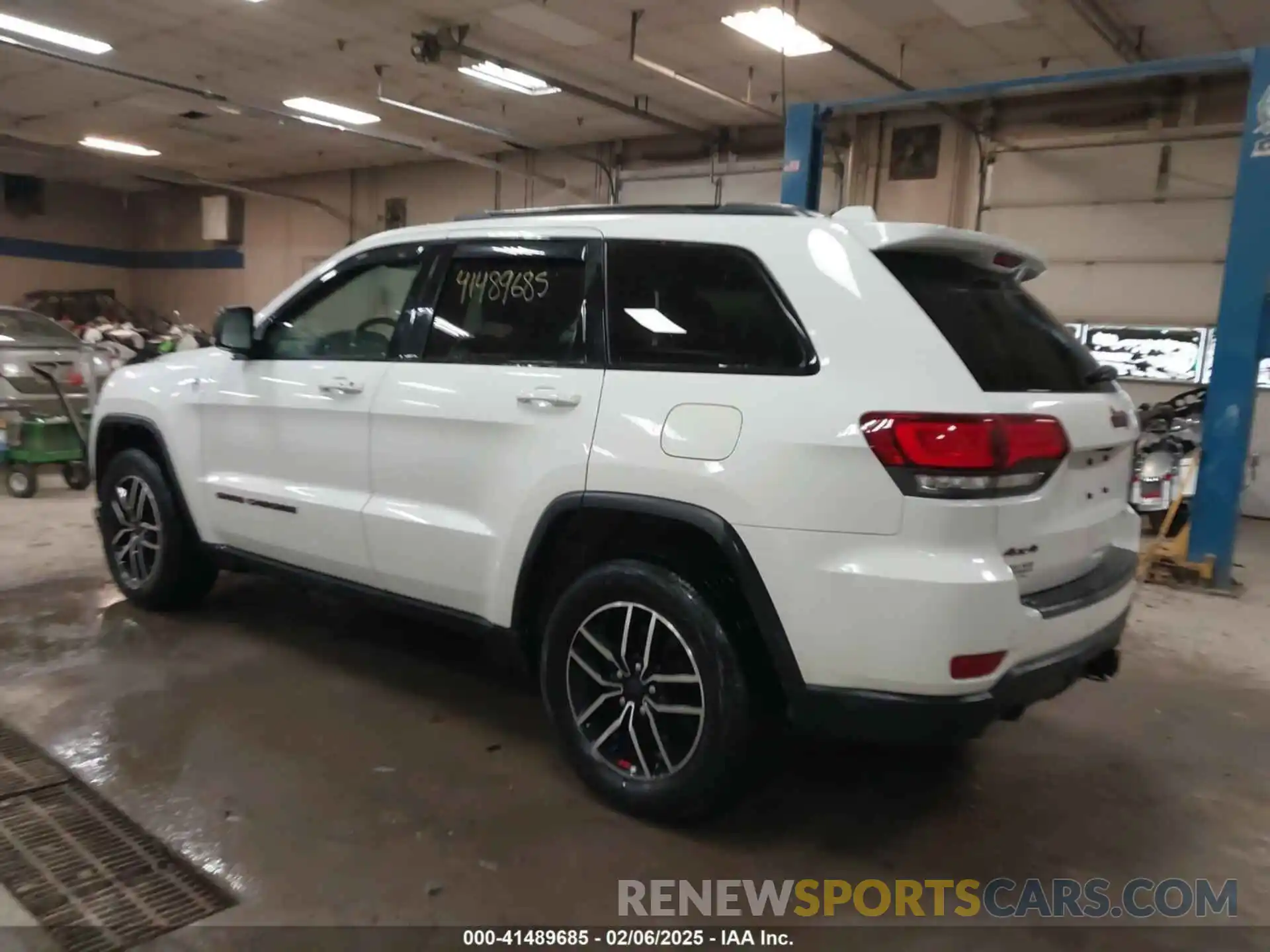 3 Photograph of a damaged car 1C4RJFLG8LC272413 JEEP GRAND CHEROKEE 2020