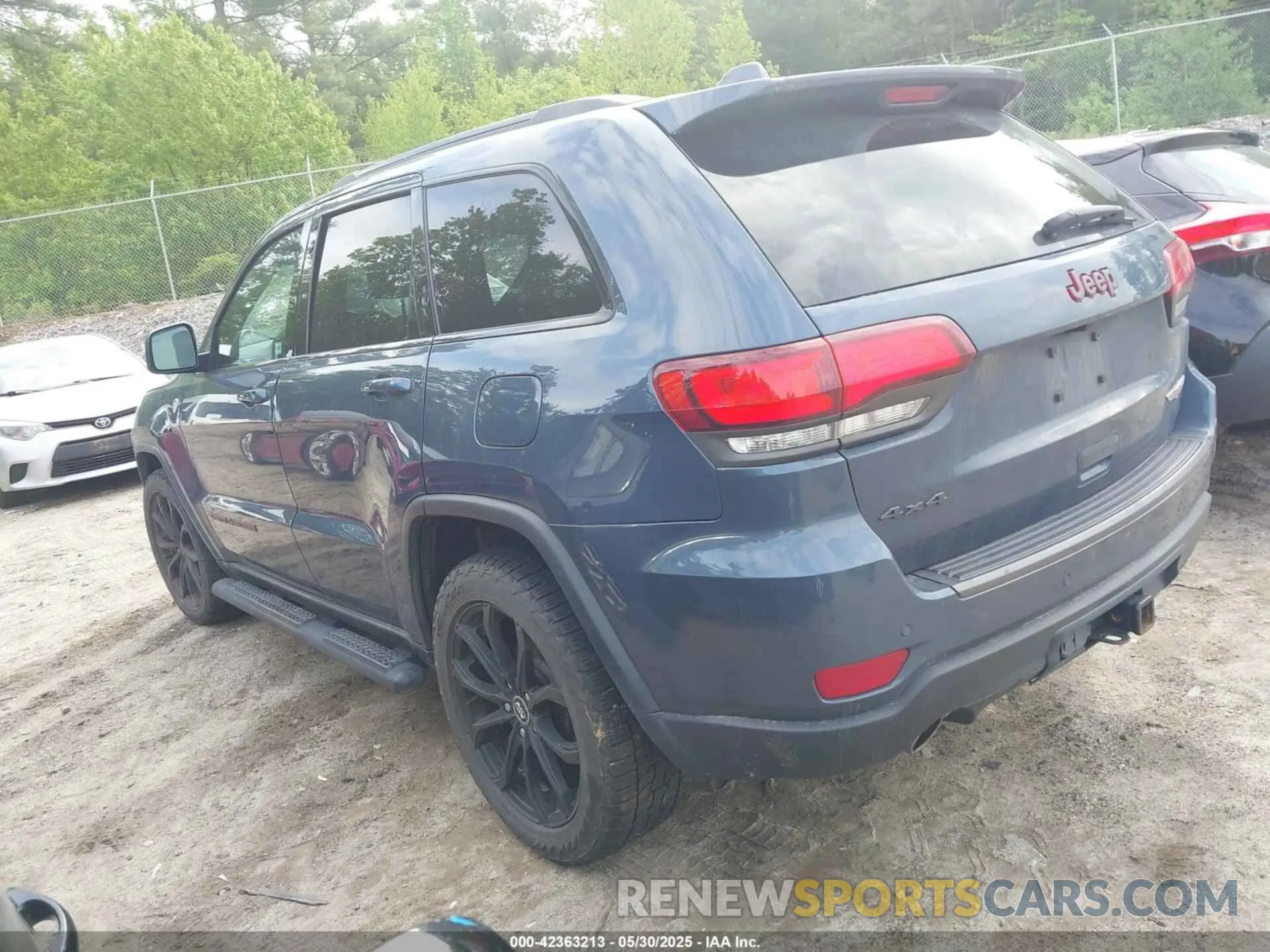 3 Photograph of a damaged car 1C4RJFLGXLC218661 JEEP GRAND CHEROKEE 2020