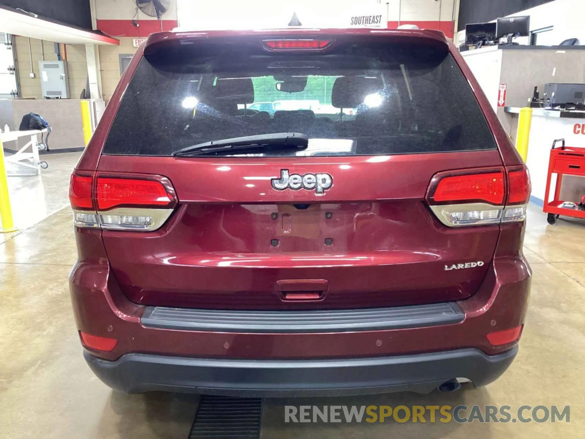 21 Photograph of a damaged car 1C4RJEAG3MC569832 JEEP GRAND CHEROKEE 2021