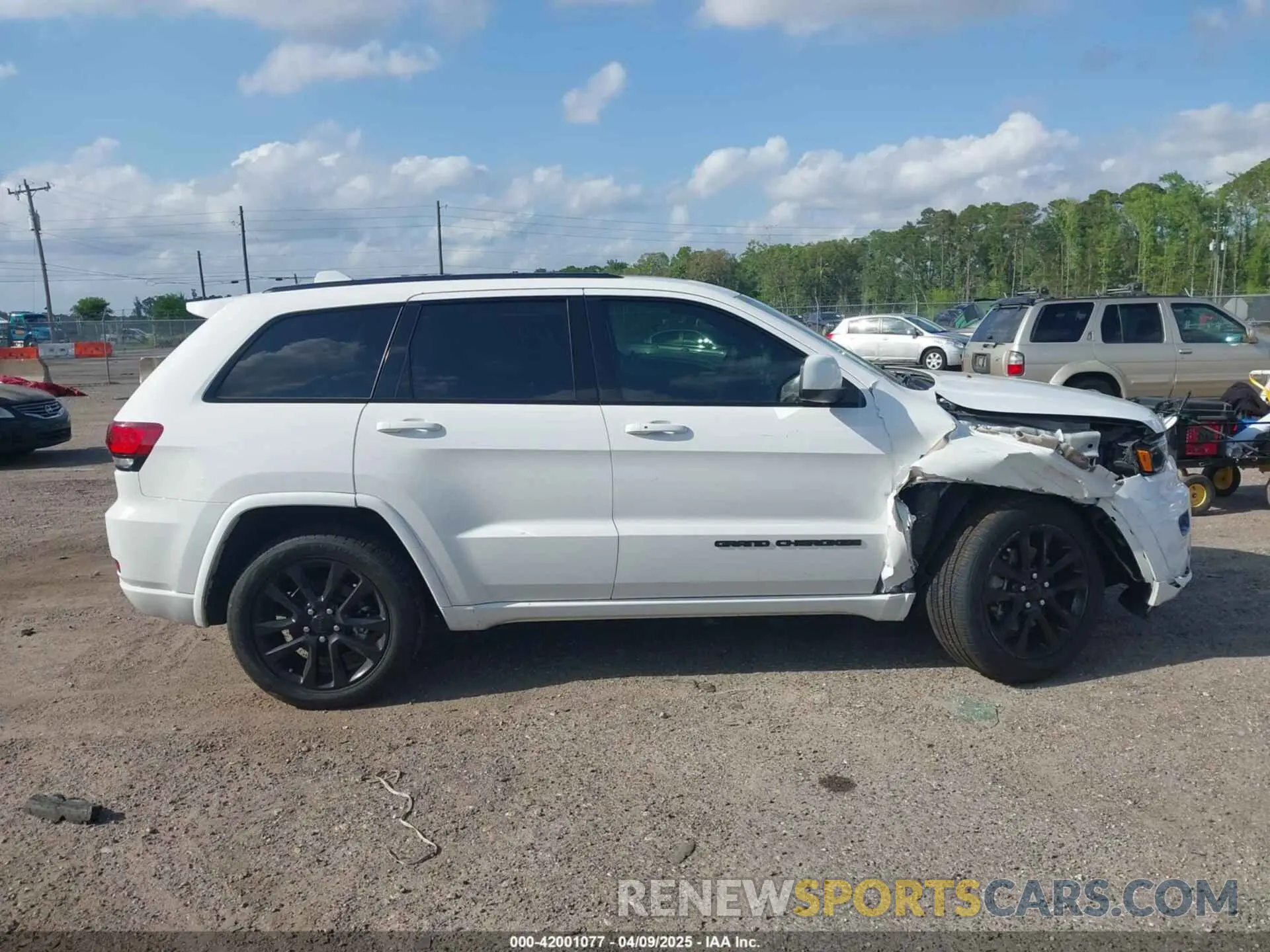 13 Photograph of a damaged car 1C4RJEAG3MC570317 JEEP GRAND CHEROKEE 2021
