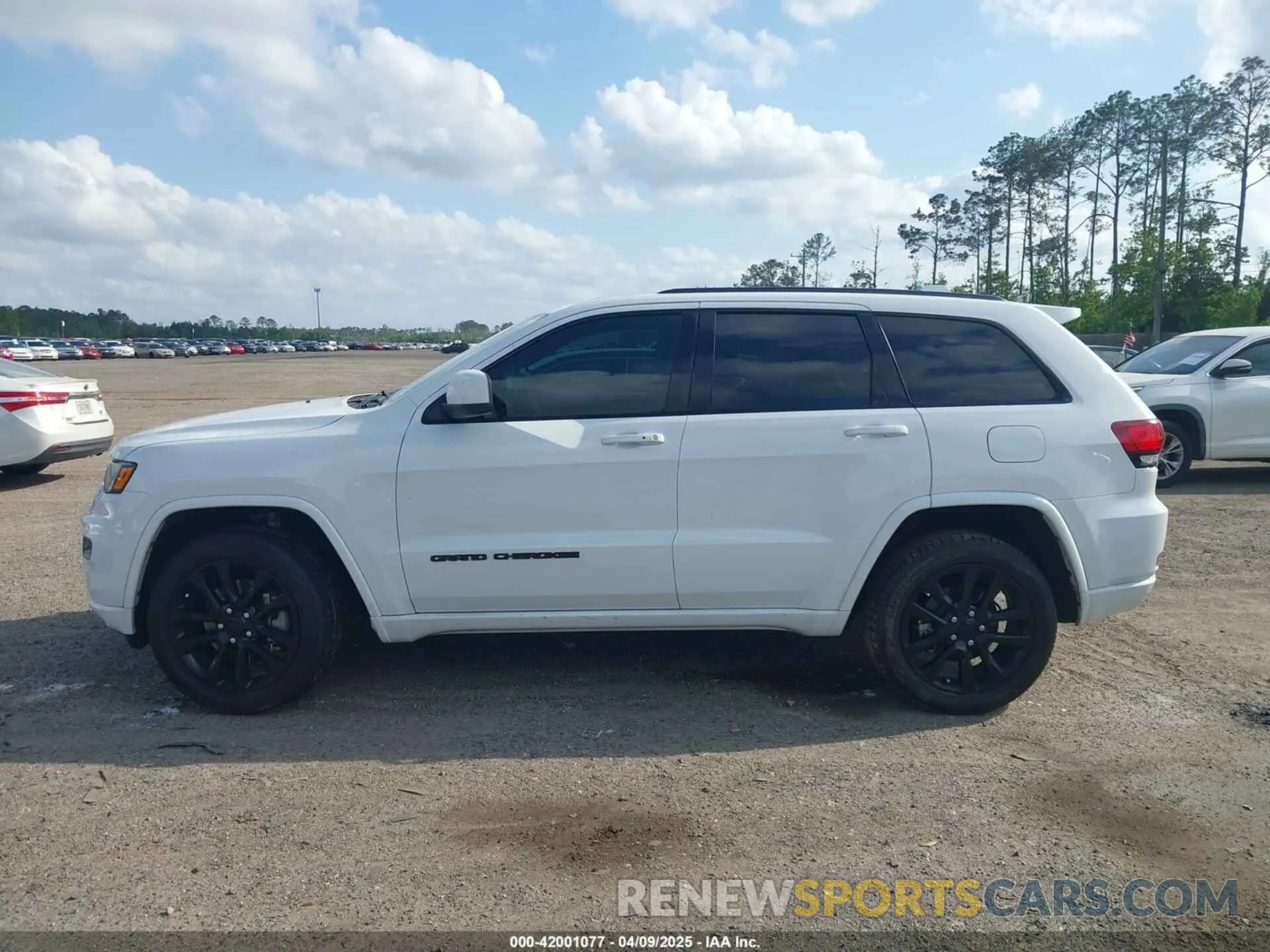 14 Photograph of a damaged car 1C4RJEAG3MC570317 JEEP GRAND CHEROKEE 2021