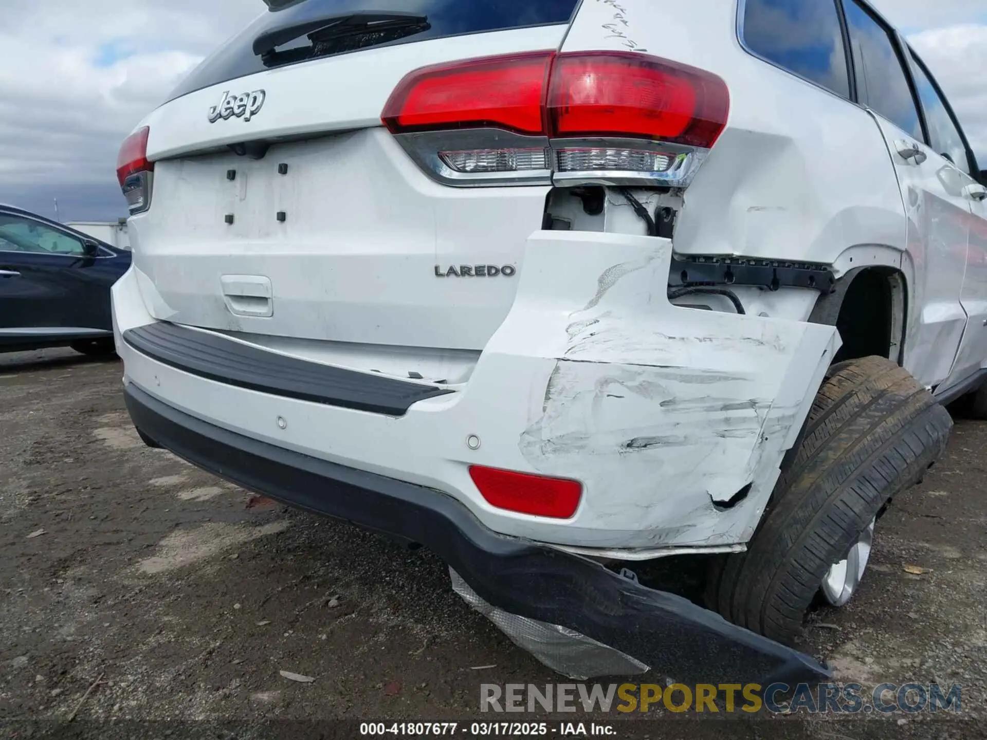 17 Photograph of a damaged car 1C4RJEAG3MC712147 JEEP GRAND CHEROKEE 2021