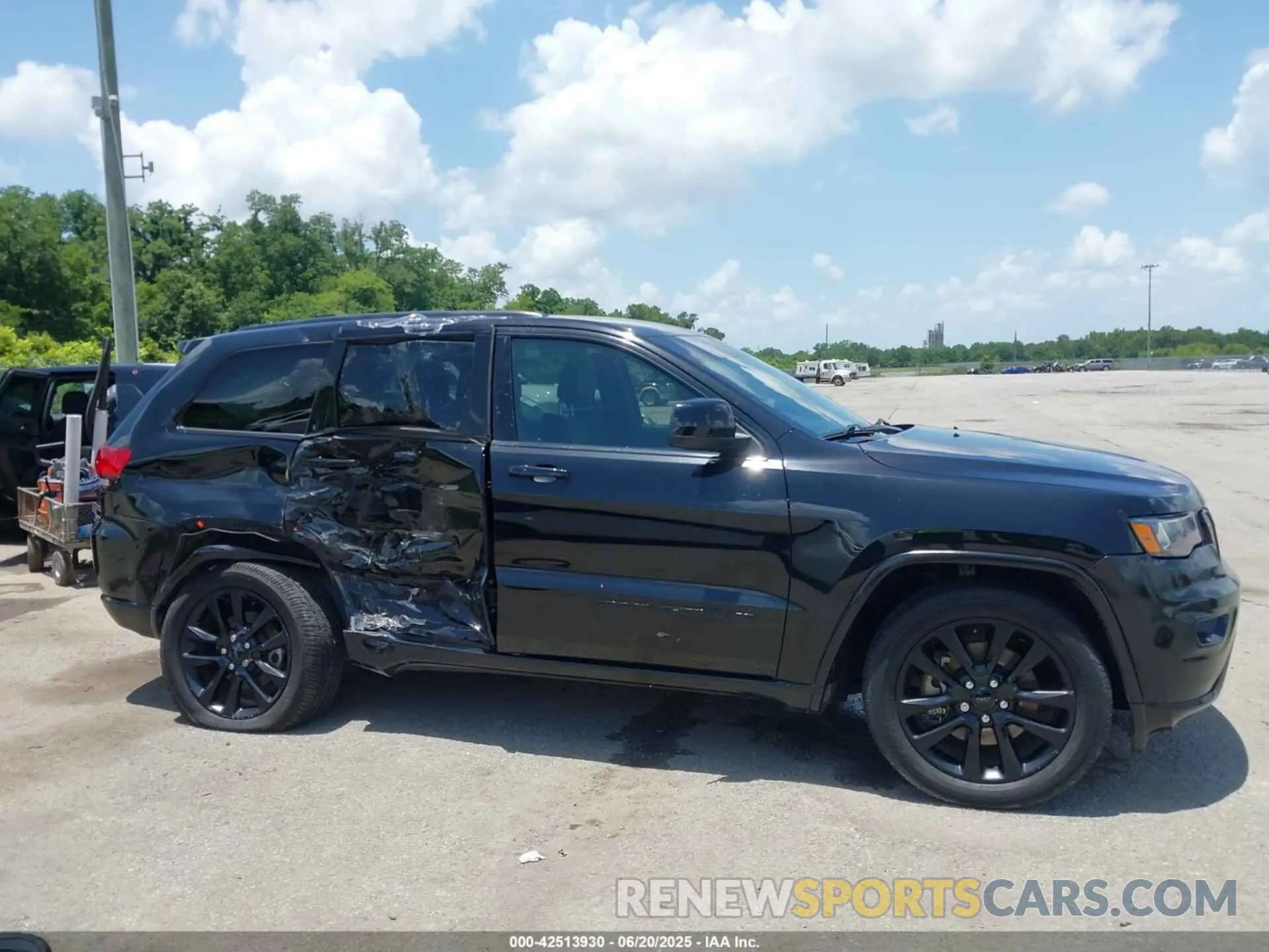 13 Photograph of a damaged car 1C4RJEAG8MC739568 JEEP GRAND CHEROKEE 2021